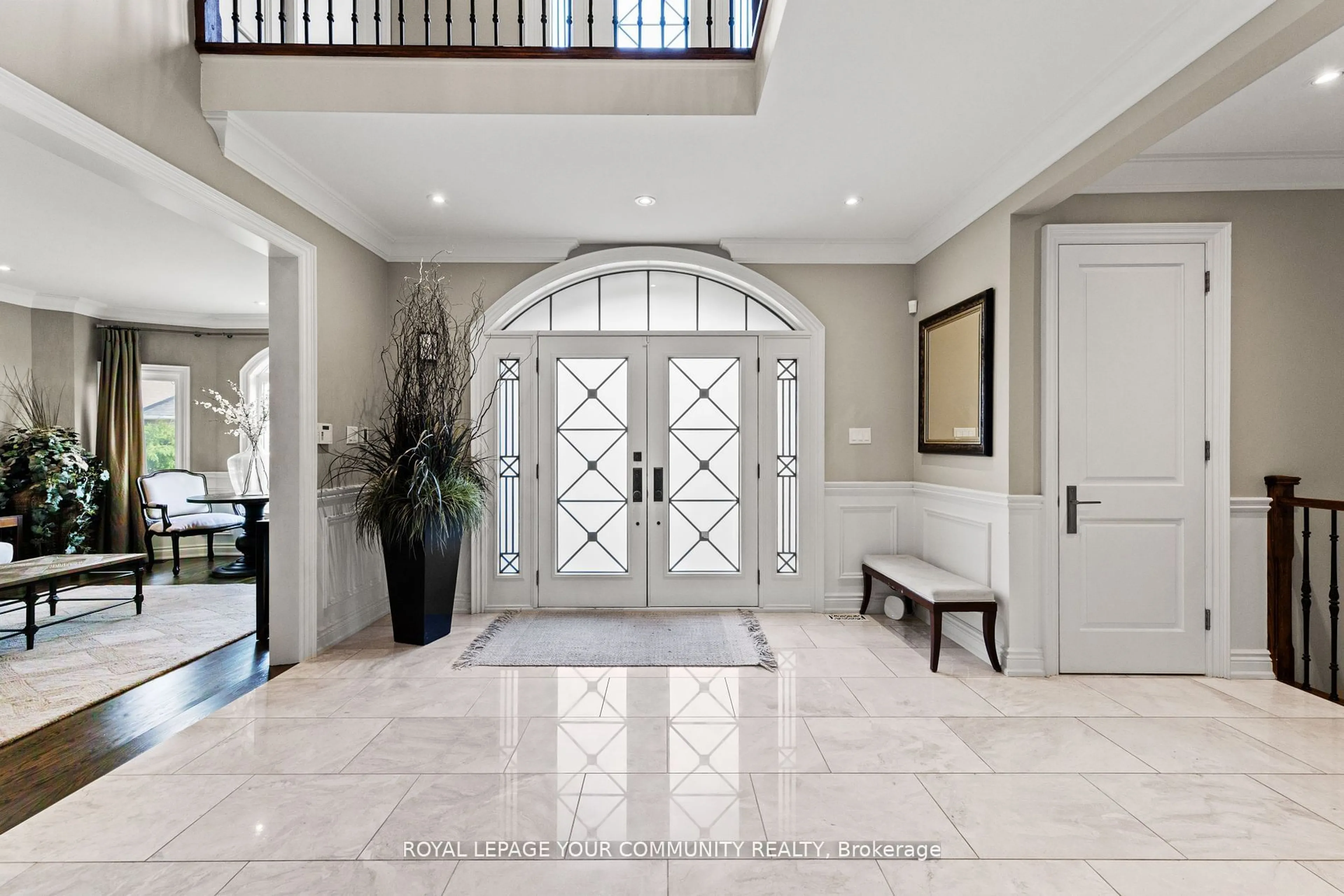 Indoor entryway for 6 Magistrale Crt, Richmond Hill Ontario L4C 0H3