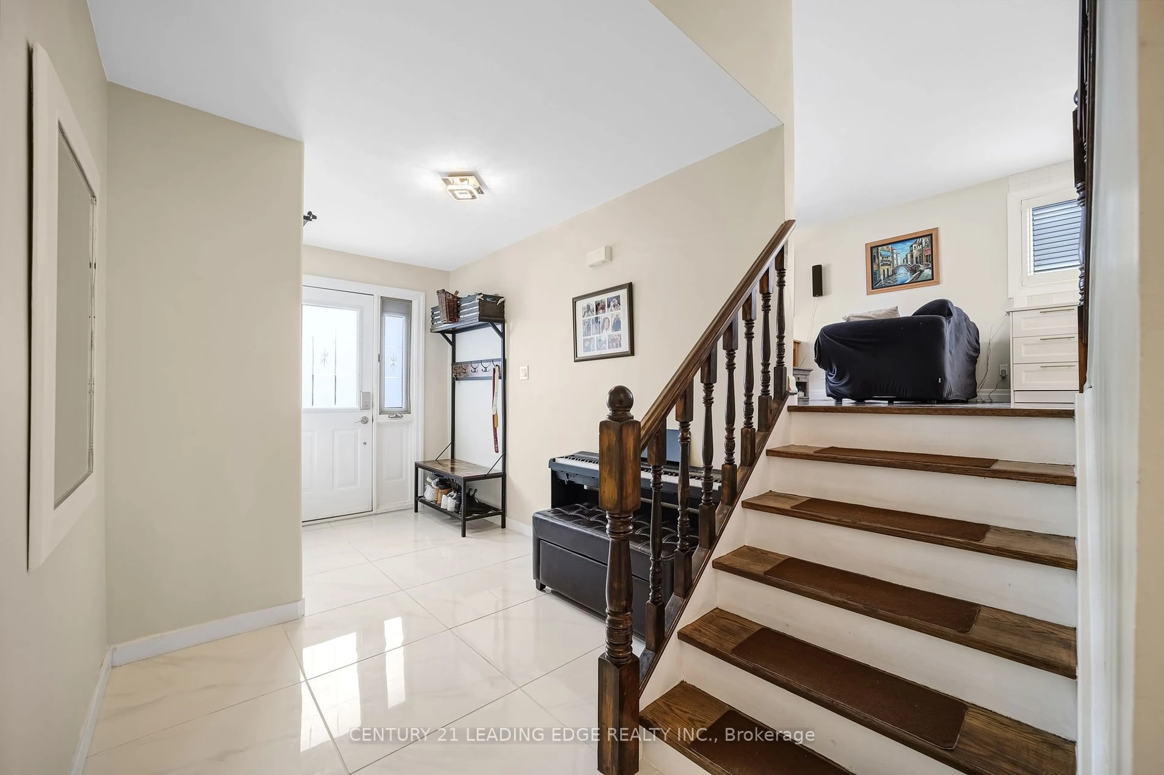 Indoor foyer for 12 Mckeown St, New Tecumseth Ontario L0G 1A0