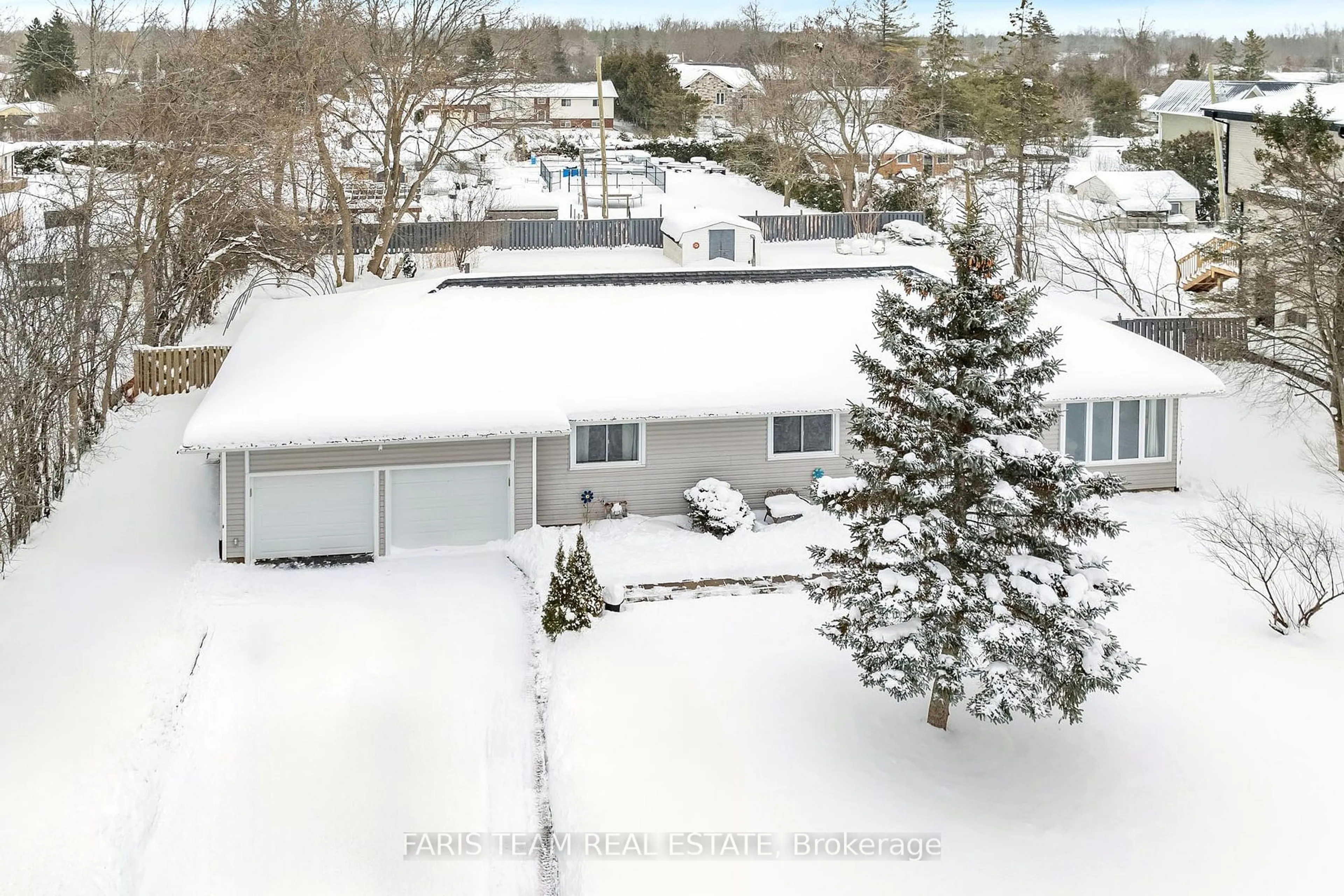 A pic from outside/outdoor area/front of a property/back of a property/a pic from drone, street for 17 Sumach Dr, Georgina Ontario L0E 1N0