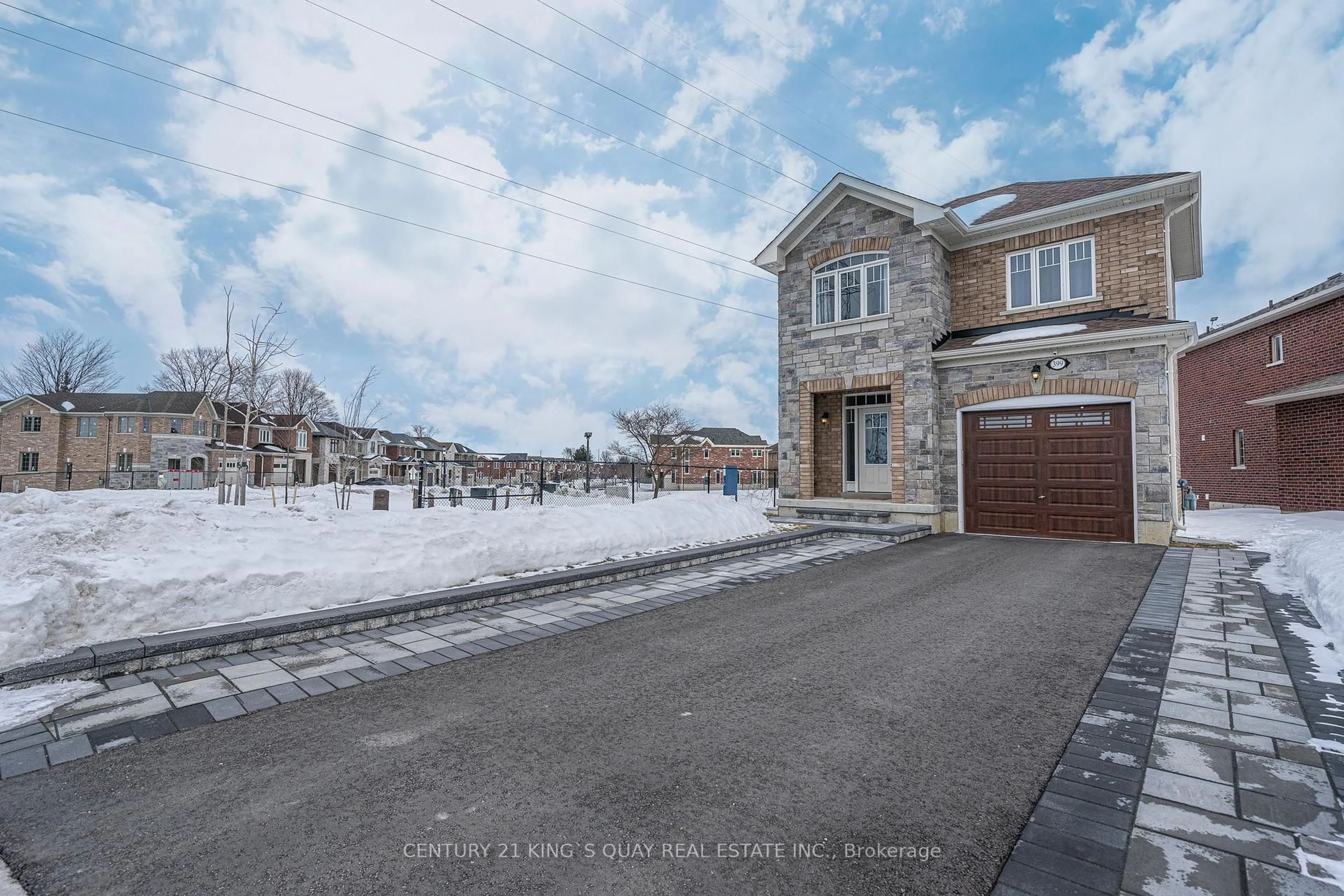 A pic from outside/outdoor area/front of a property/back of a property/a pic from drone, street for 399 Rita's Ave, Newmarket Ontario L3X 2N1