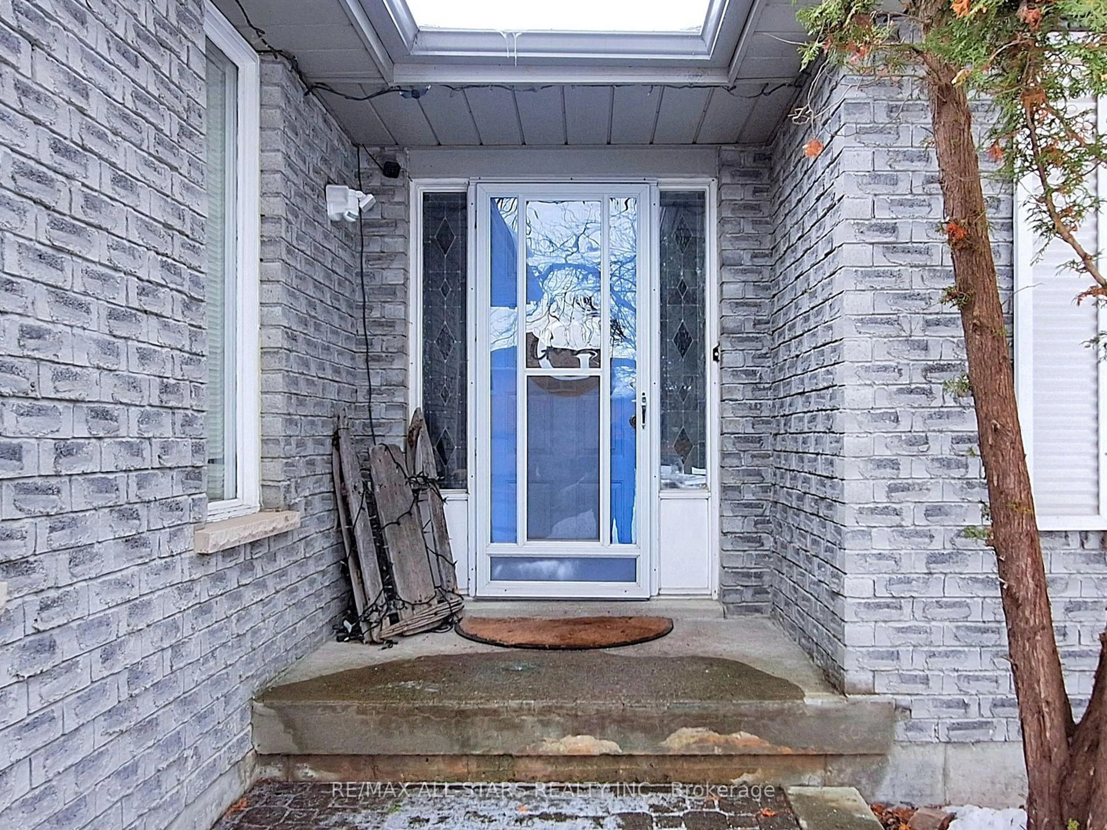 Indoor entryway for 197 Biscayne Blvd, Georgina Ontario L4P 3L5