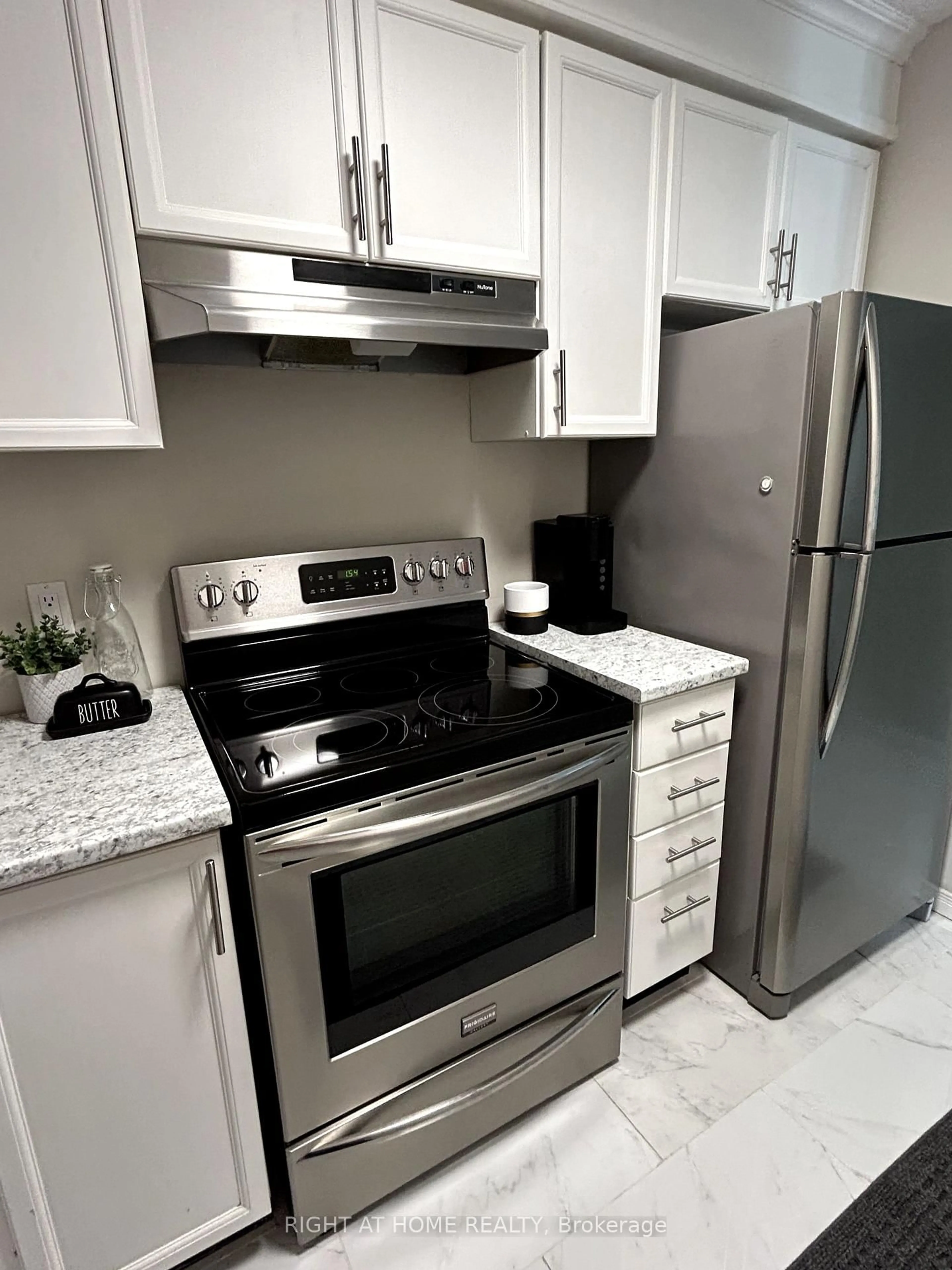 Standard kitchen, ceramic/tile floor for 155 Riverglen Dr #318, Georgina Ontario L4P 3M3