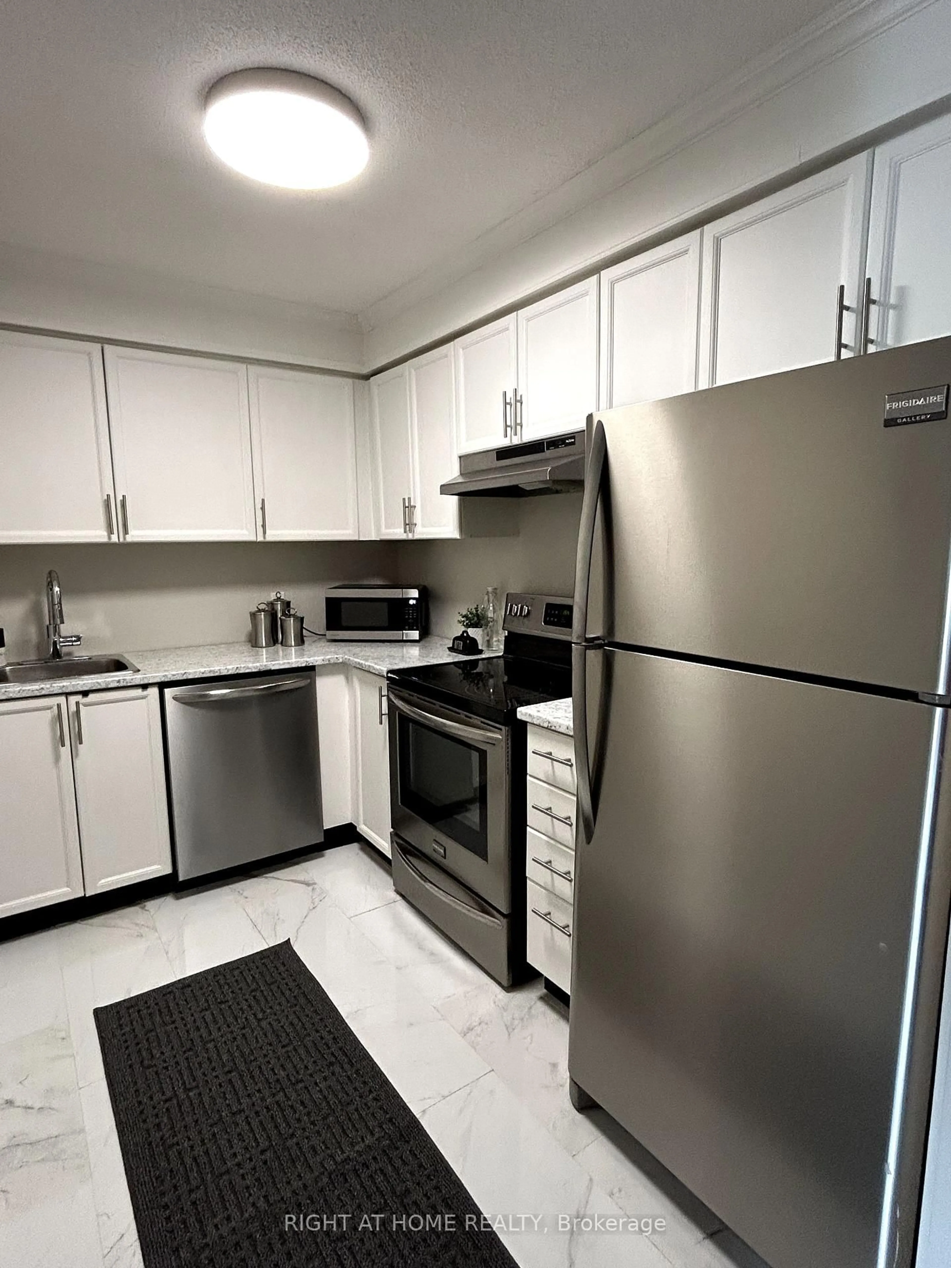 Standard kitchen, unknown for 155 Riverglen Dr #318, Georgina Ontario L4P 3M3