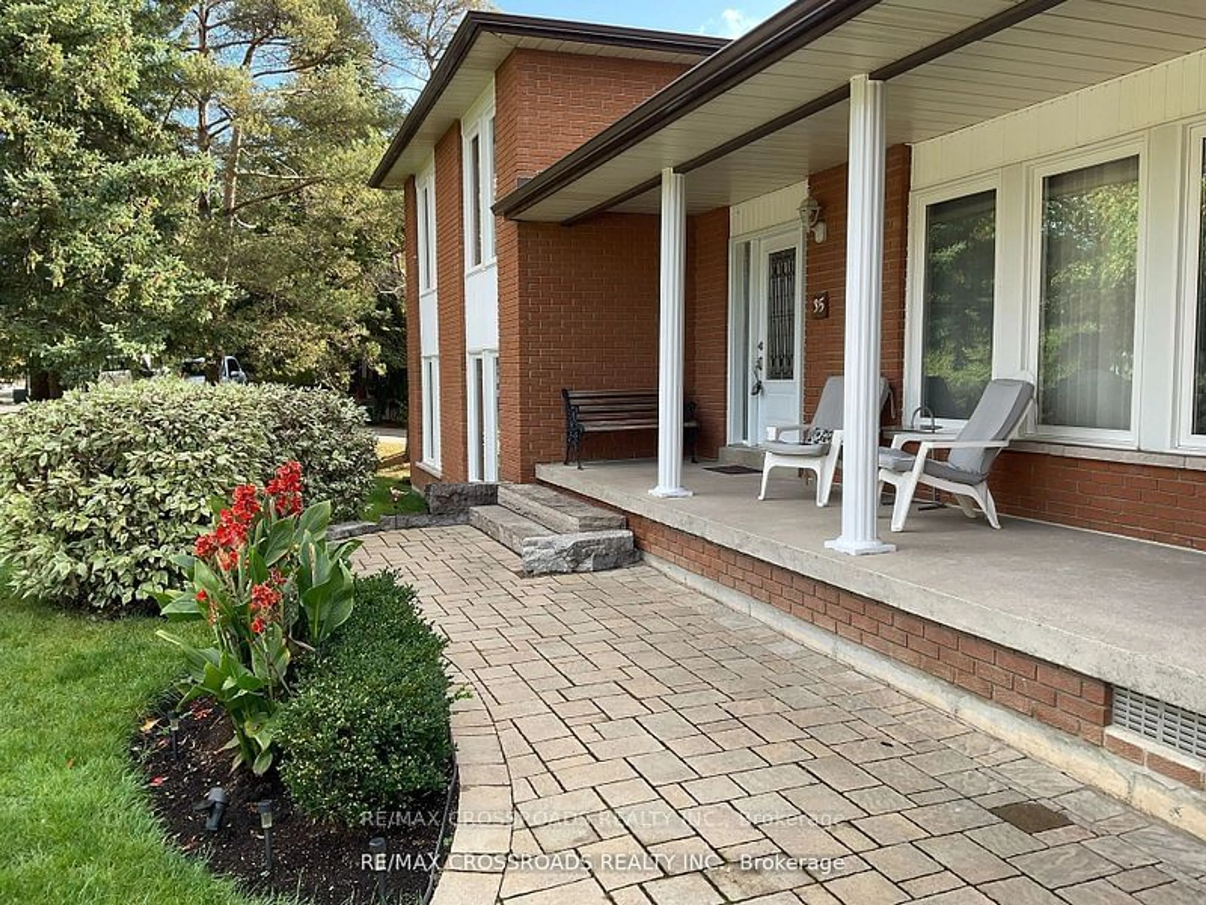 Patio, street for 35 Blackforest Dr, Richmond Hill Ontario L4E 2N8