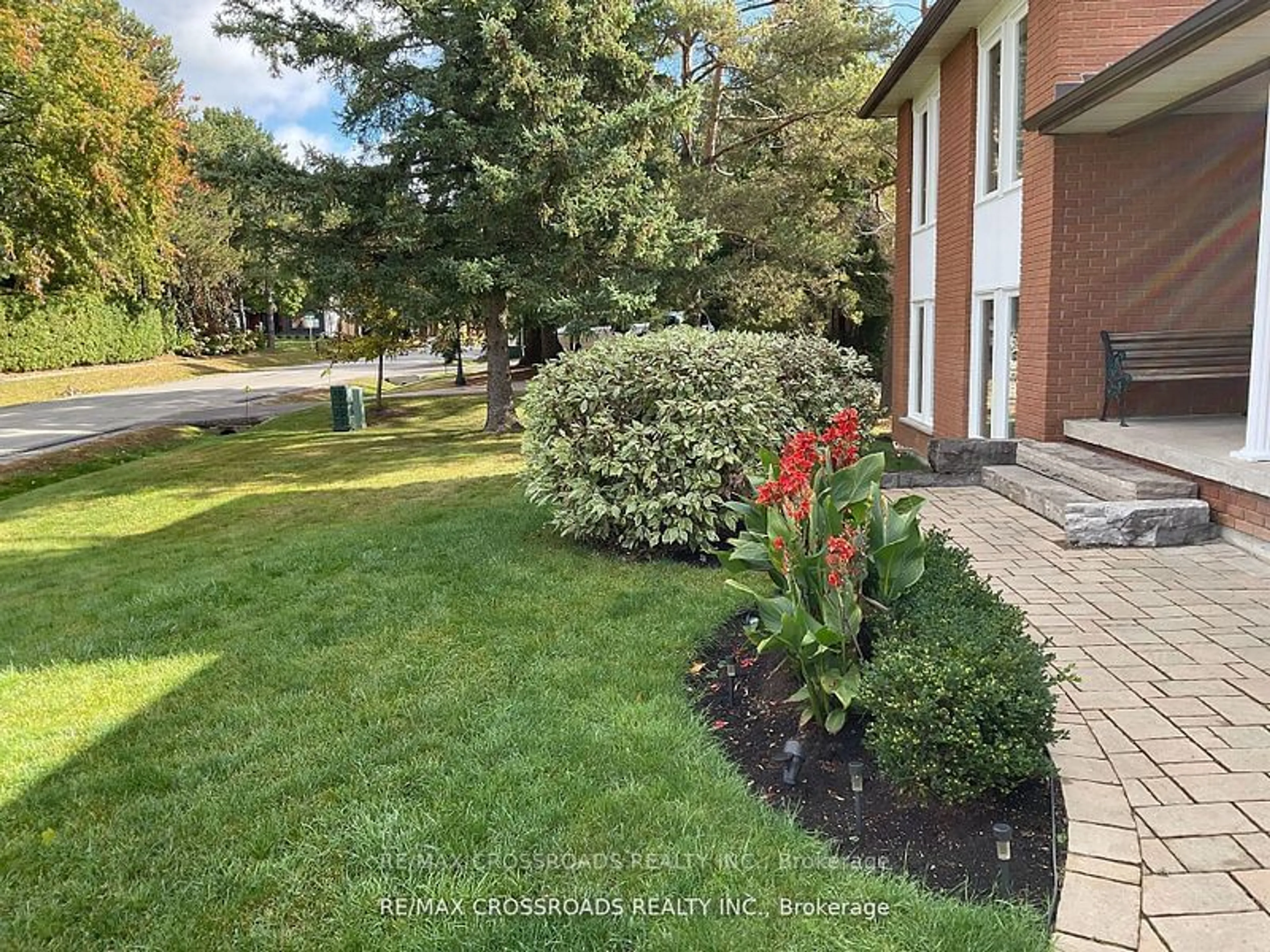 A pic from outside/outdoor area/front of a property/back of a property/a pic from drone, street for 35 Blackforest Dr, Richmond Hill Ontario L4E 2N8