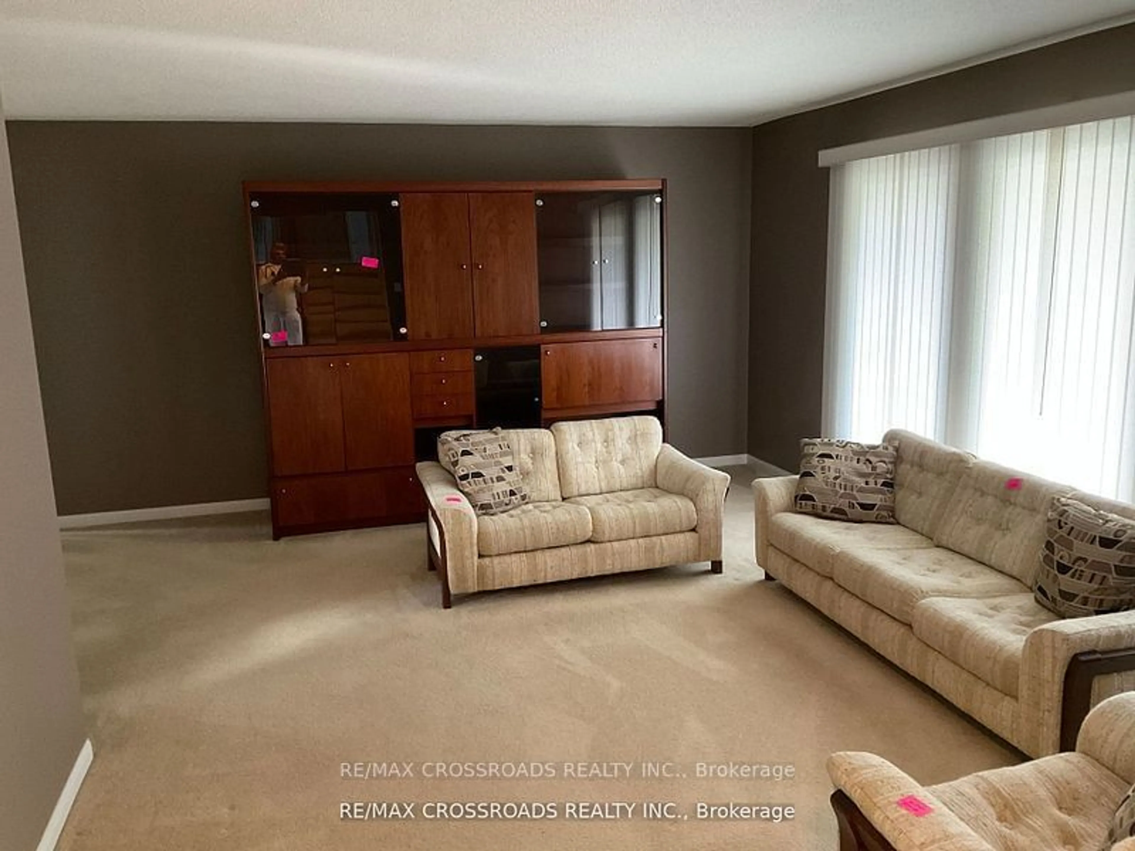 Living room with furniture, unknown for 35 Blackforest Dr, Richmond Hill Ontario L4E 2N8