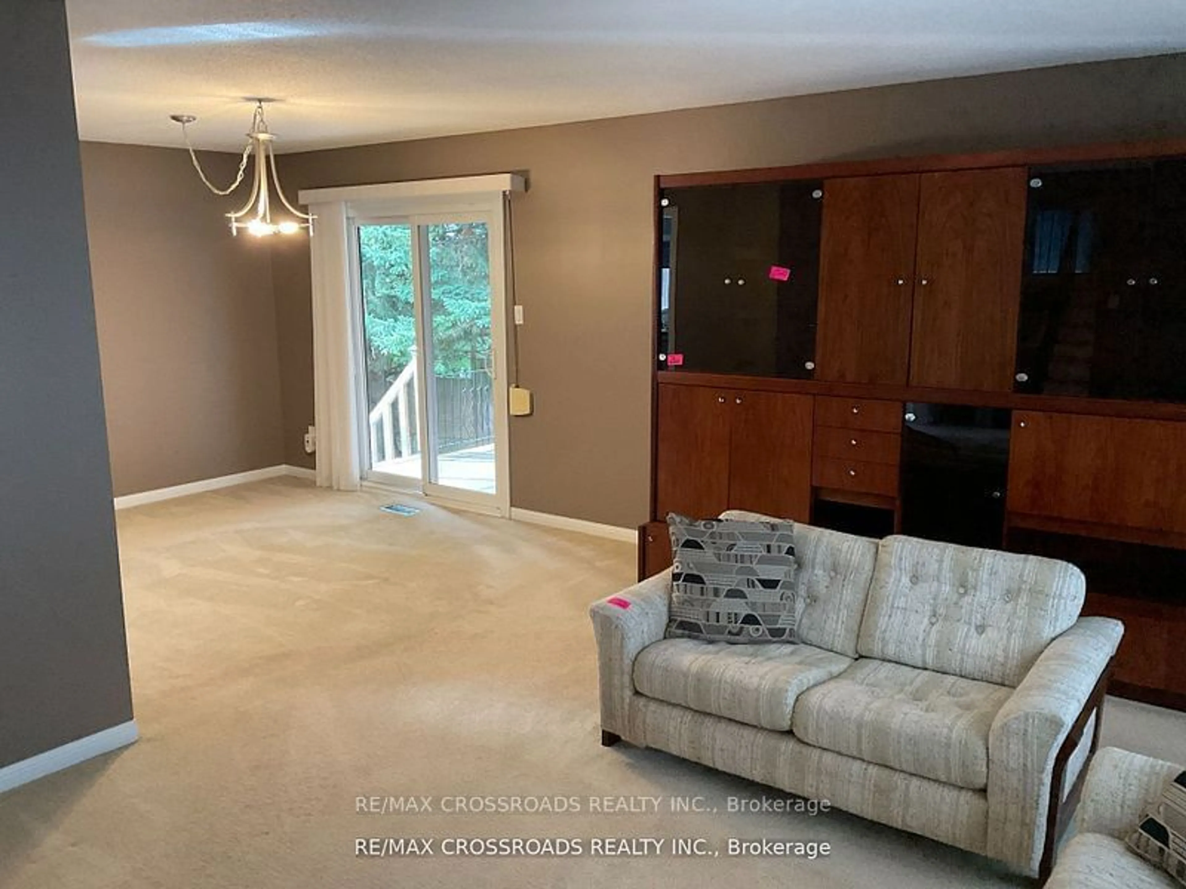 Living room with furniture, unknown for 35 Blackforest Dr, Richmond Hill Ontario L4E 2N8