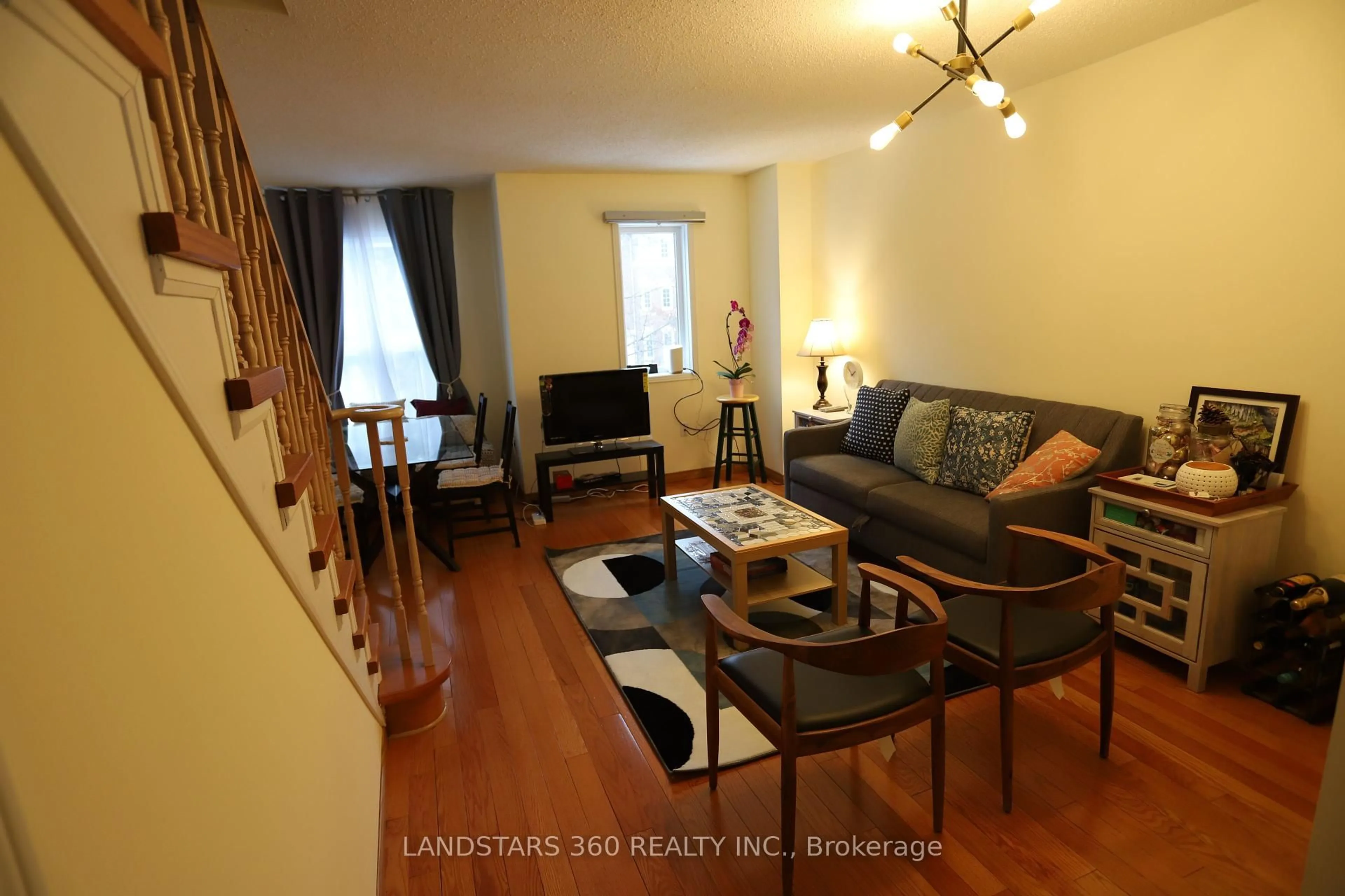 Living room with furniture, wood/laminate floor for 95 Weldrick Rd #70, Richmond Hill Ontario L4C 0H9