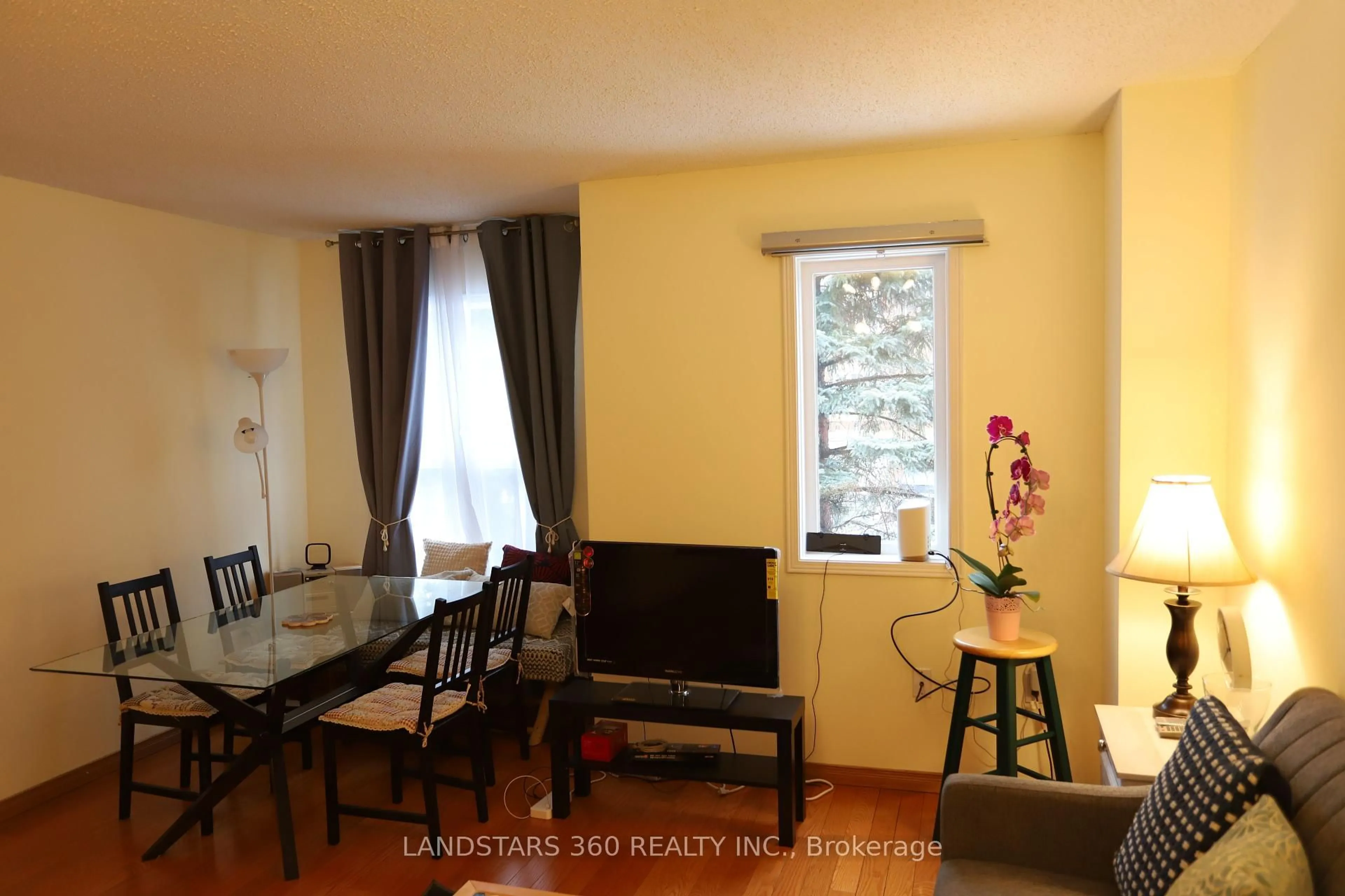 Dining room, wood/laminate floor for 95 Weldrick Rd #70, Richmond Hill Ontario L4C 0H9