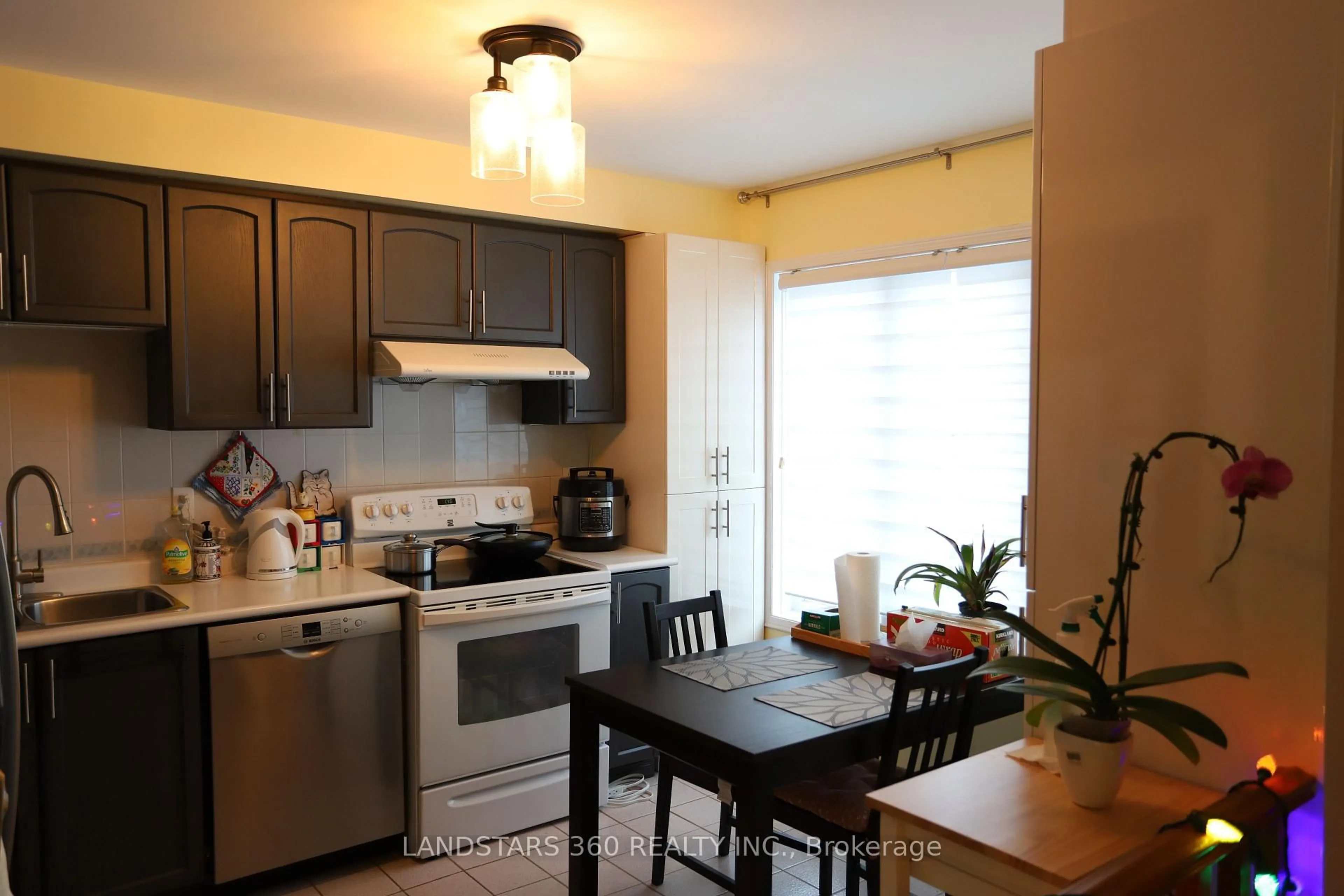 Standard kitchen, wood/laminate floor for 95 Weldrick Rd #70, Richmond Hill Ontario L4C 0H9