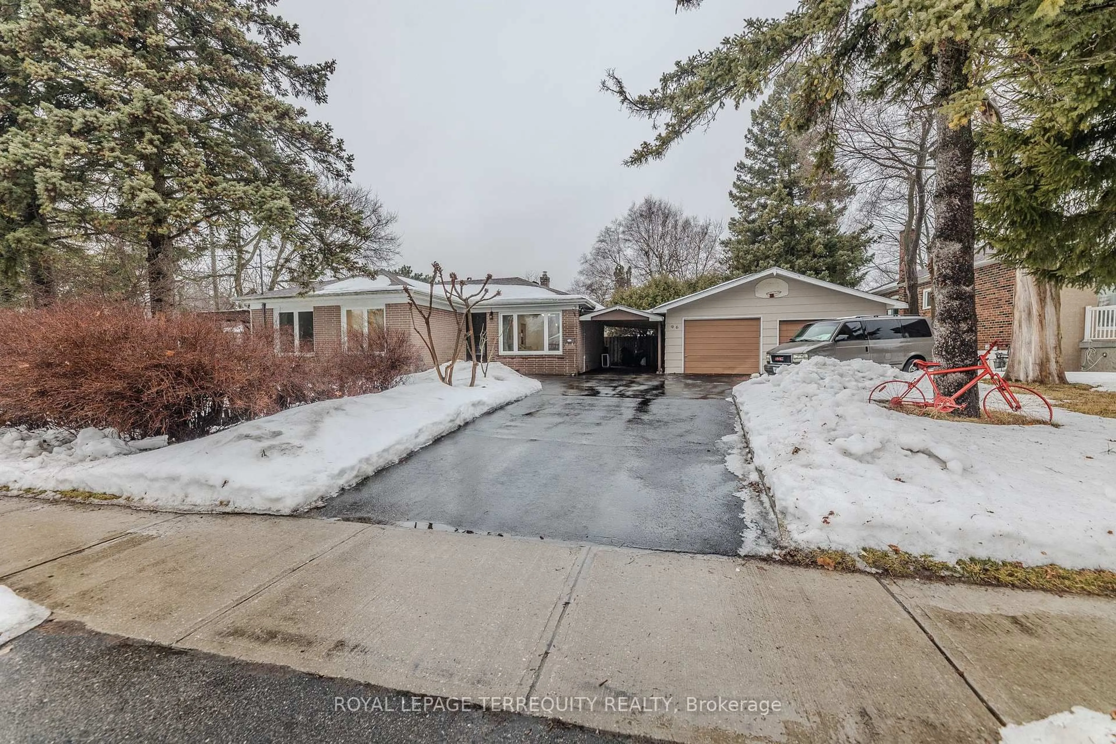 A pic from outside/outdoor area/front of a property/back of a property/a pic from drone, street for 96 Talmage Ave, Richmond Hill Ontario L4C 3J8