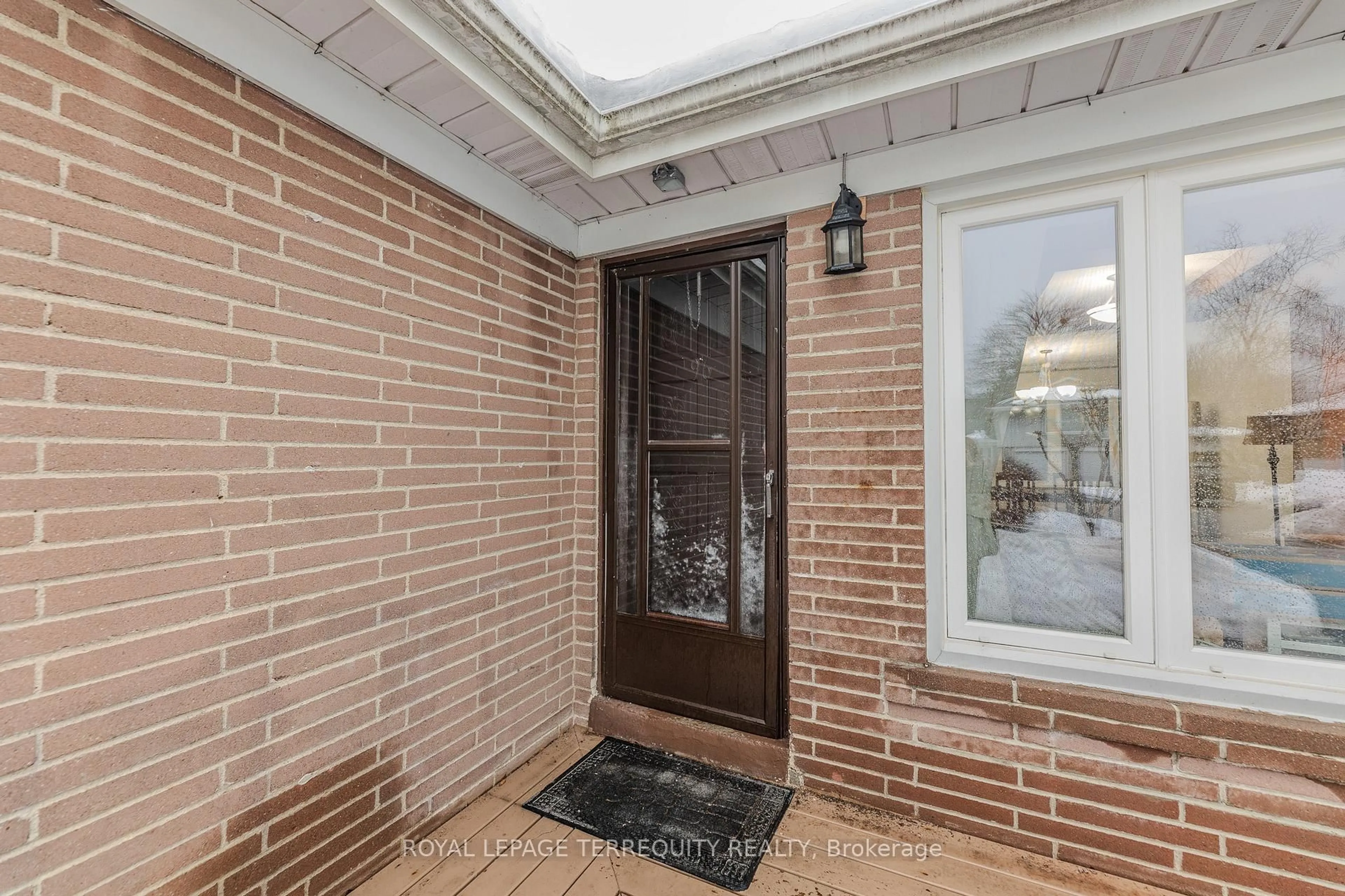 Indoor entryway for 96 Talmage Ave, Richmond Hill Ontario L4C 3J8