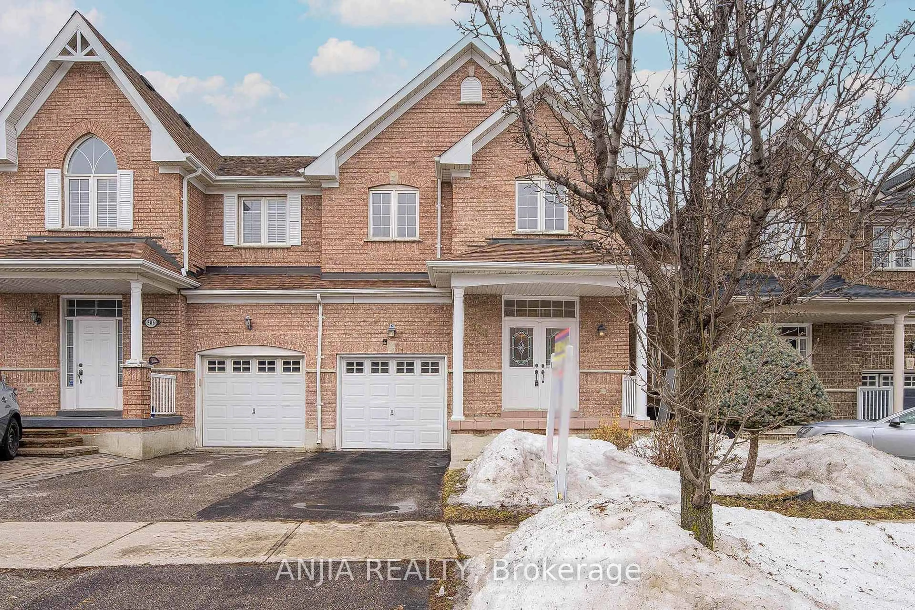 A pic from outside/outdoor area/front of a property/back of a property/a pic from drone, street for 308 Caboto Tr, Markham Ontario L3R 4R1