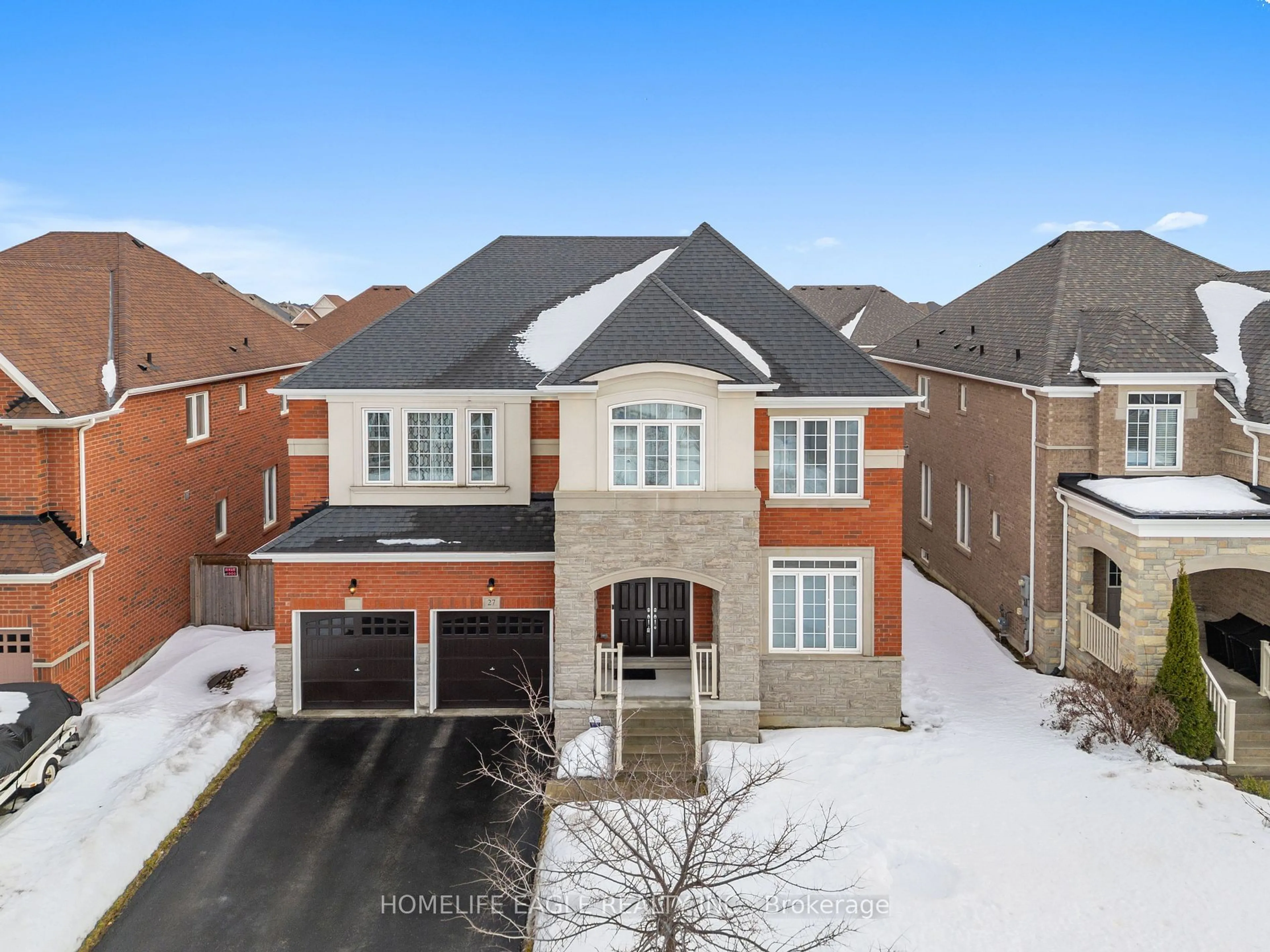 A pic from outside/outdoor area/front of a property/back of a property/a pic from drone, street for 27 Scarlet Way, Bradford West Gwillimbury Ontario L3Z 0T4