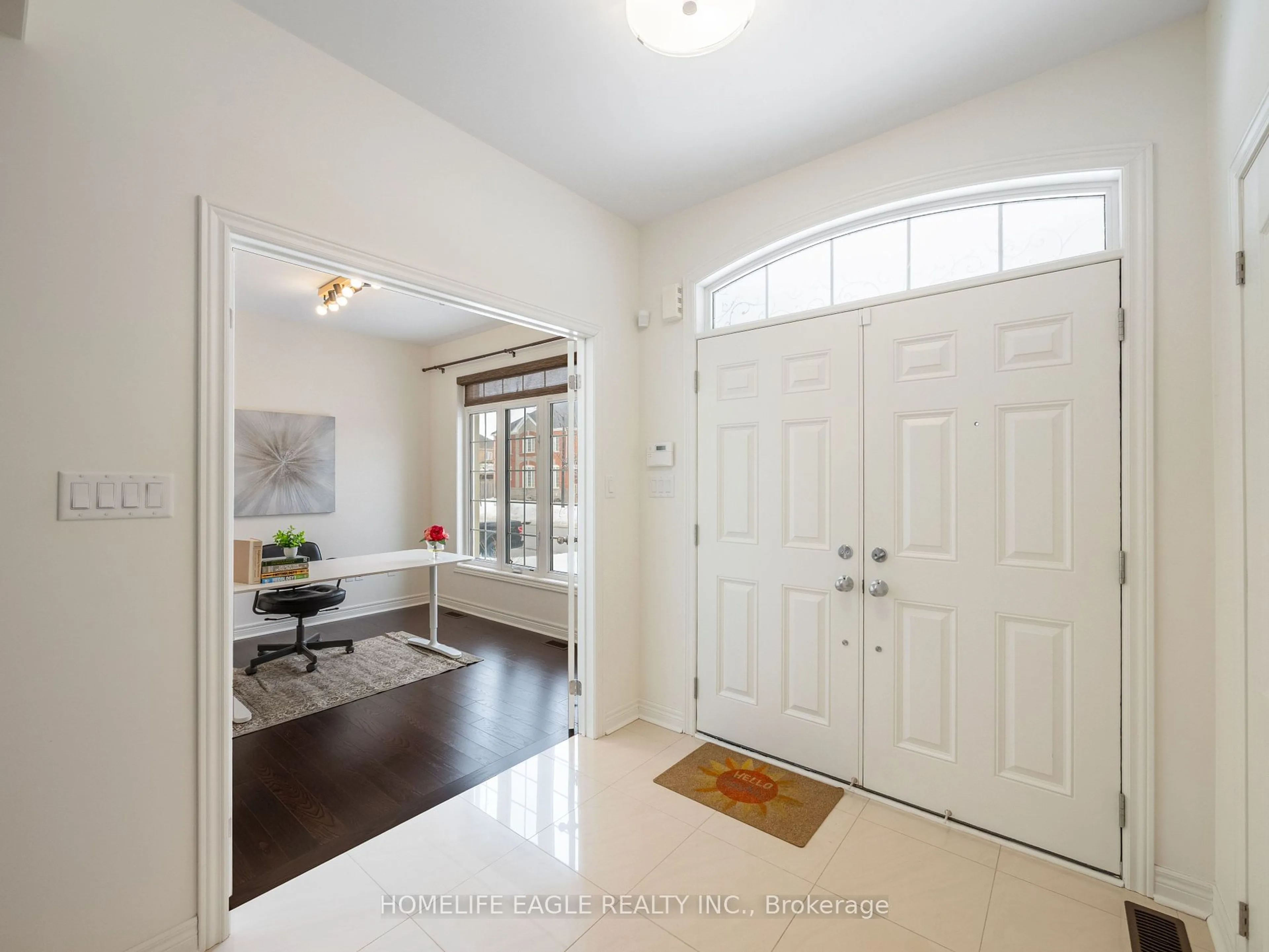 Indoor entryway for 27 Scarlet Way, Bradford West Gwillimbury Ontario L3Z 0T4