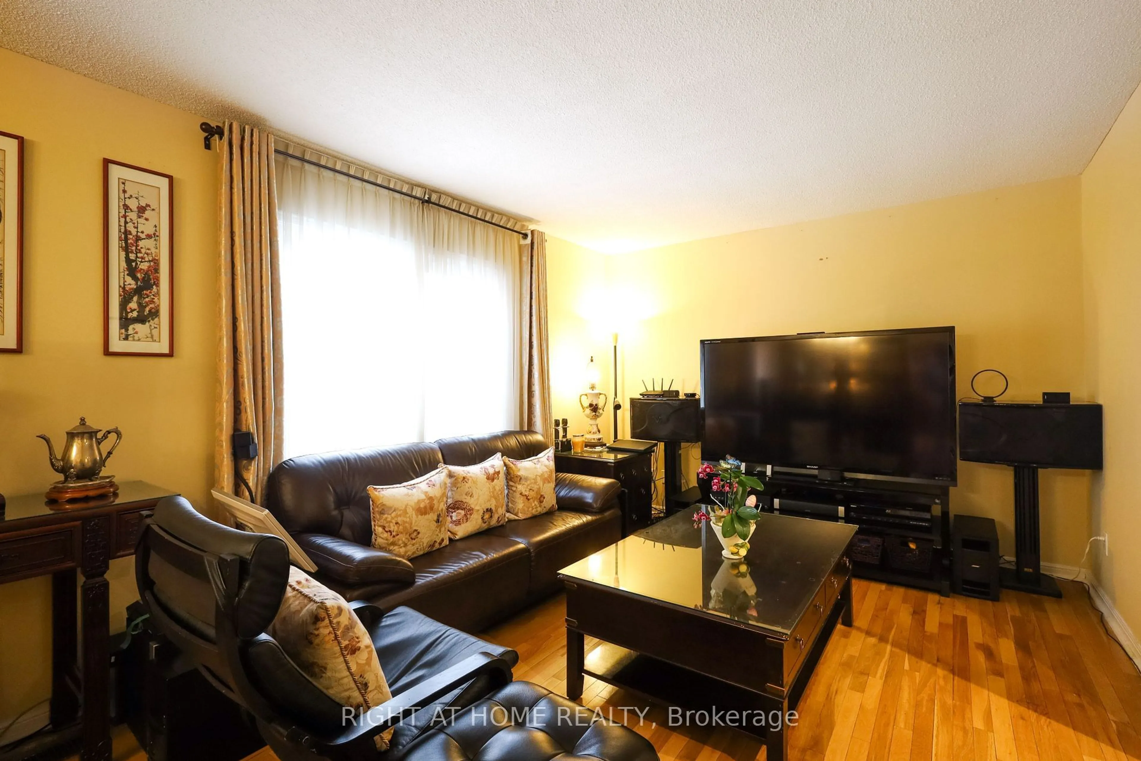 Living room with furniture, wood/laminate floor for 31 Stargell Cres, Markham Ontario L3P 4J7
