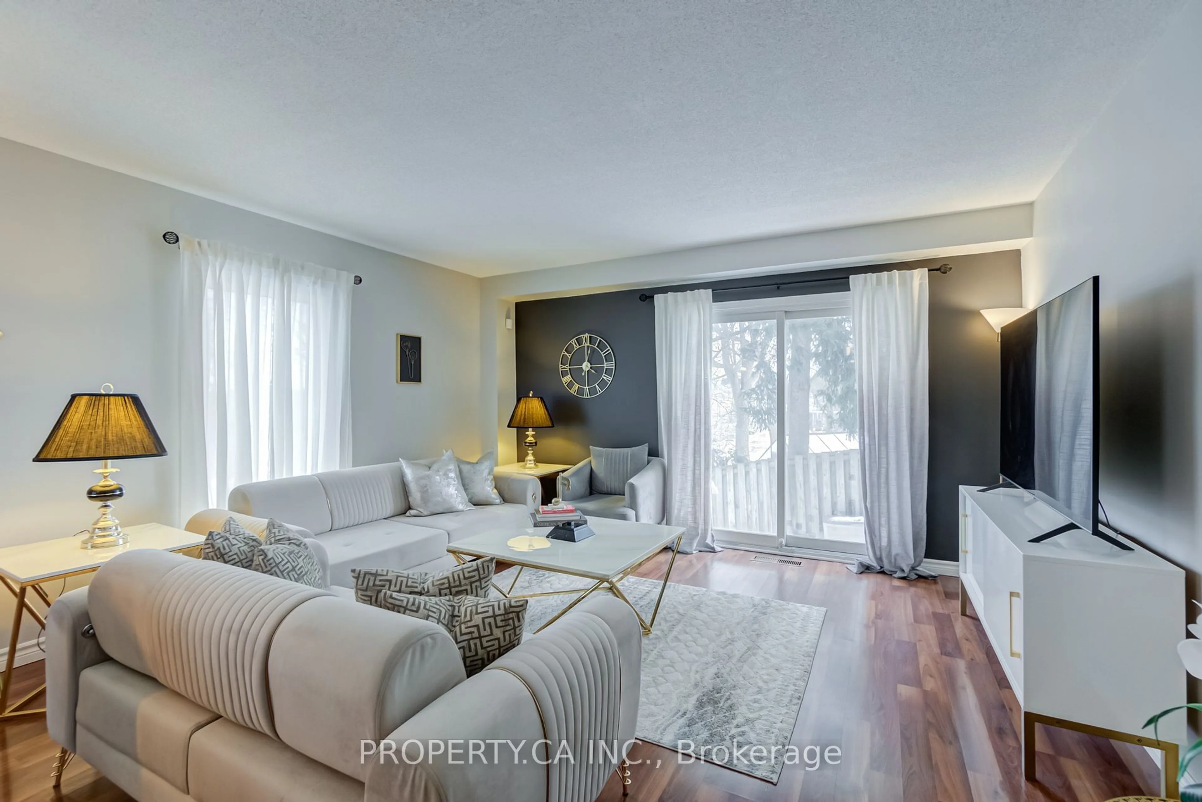 Living room with furniture, wood/laminate floor for 115 Main St #34, Newmarket Ontario L3Y 8J3