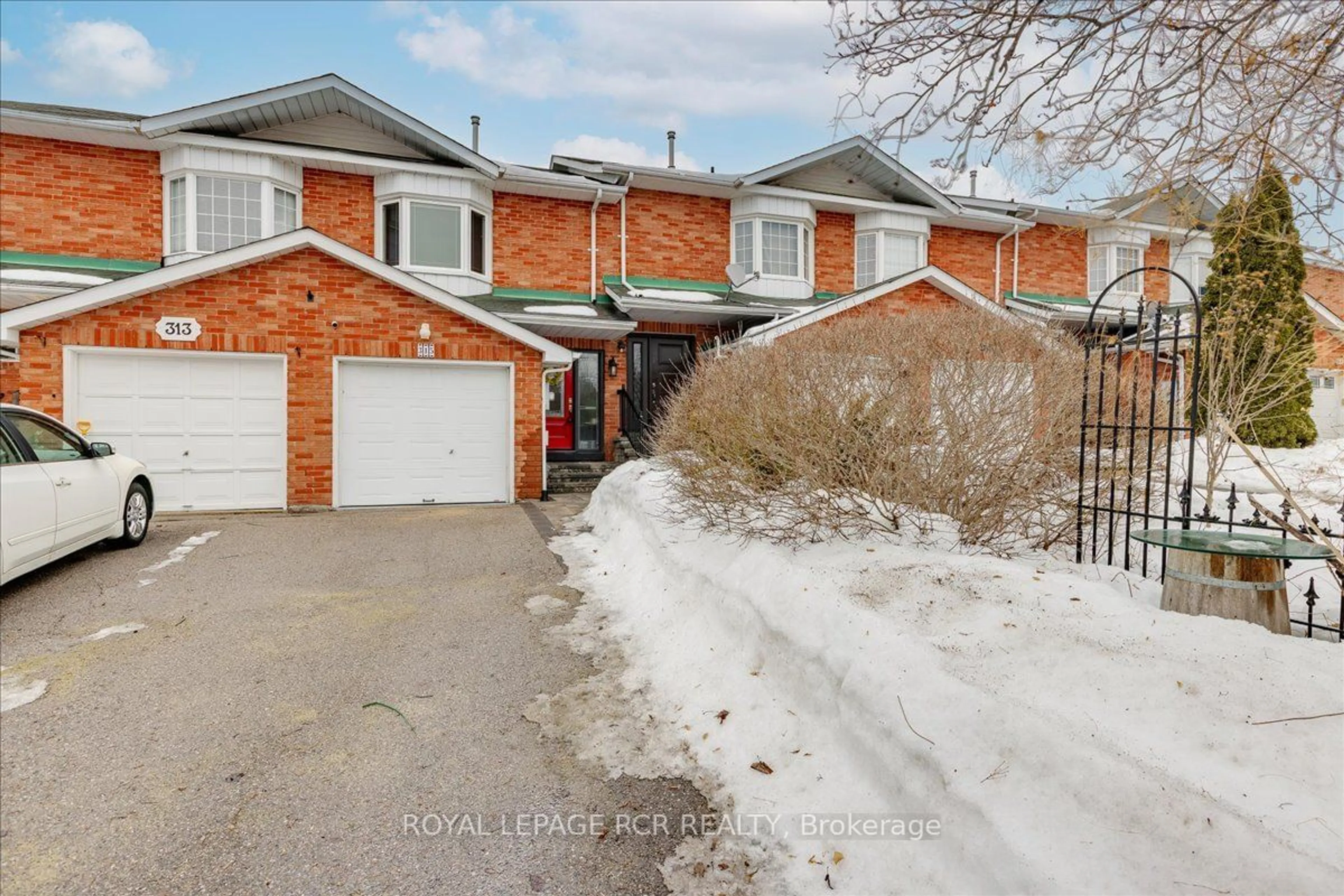 A pic from outside/outdoor area/front of a property/back of a property/a pic from drone, street for 315 Crowder Blvd, Newmarket Ontario L3Y 8J6