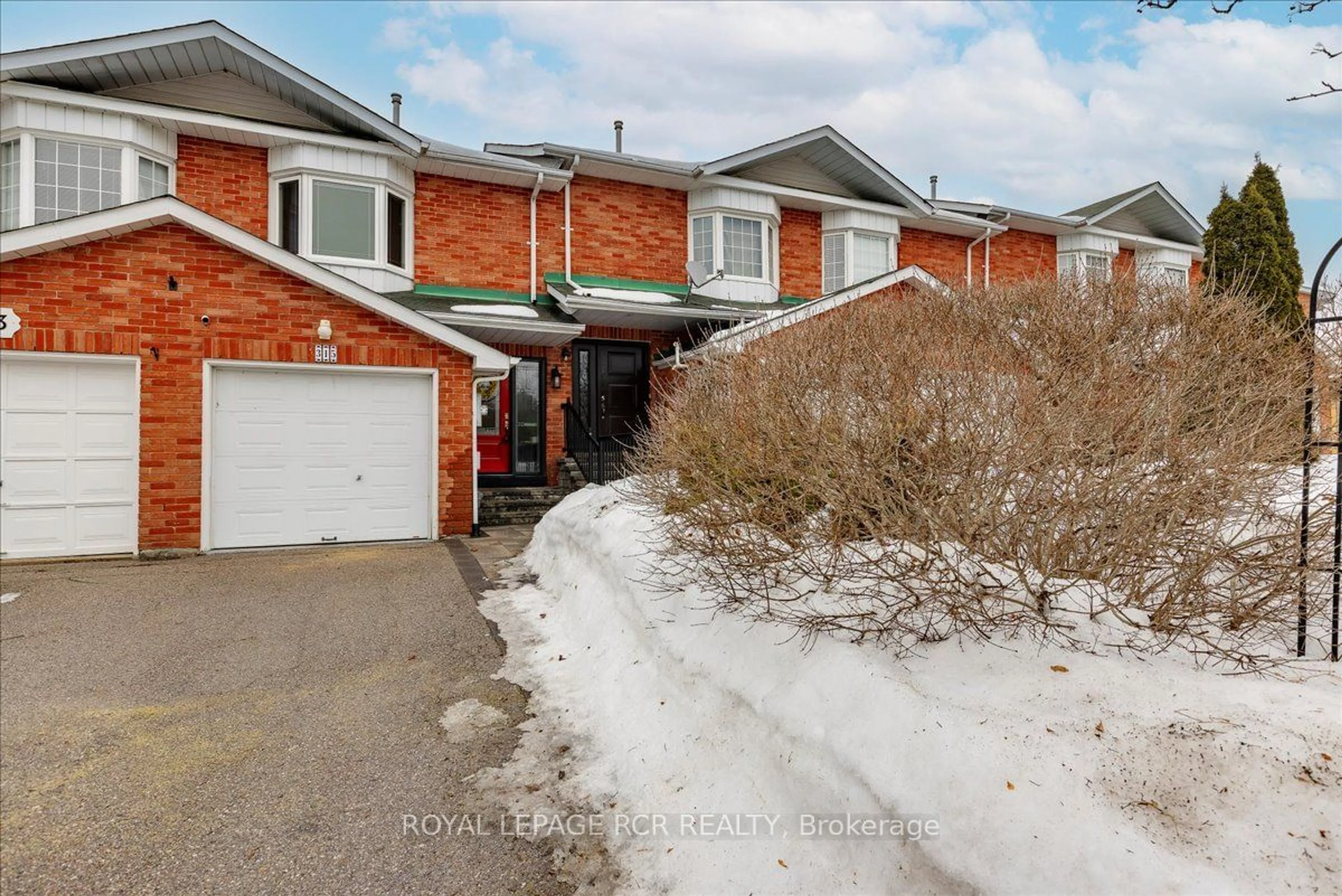 A pic from outside/outdoor area/front of a property/back of a property/a pic from drone, street for 315 Crowder Blvd, Newmarket Ontario L3Y 8J6