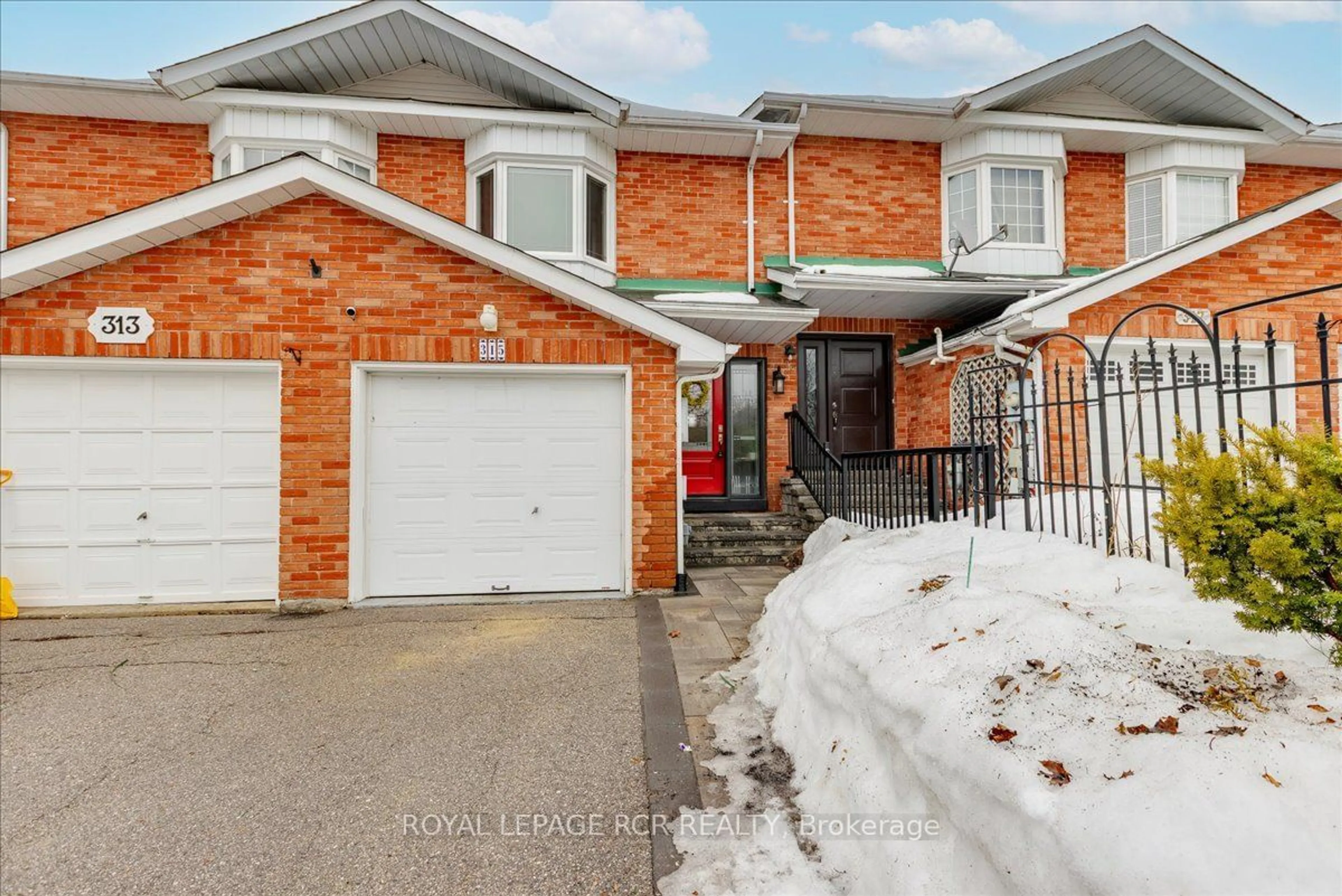 A pic from outside/outdoor area/front of a property/back of a property/a pic from drone, street for 315 Crowder Blvd, Newmarket Ontario L3Y 8J6