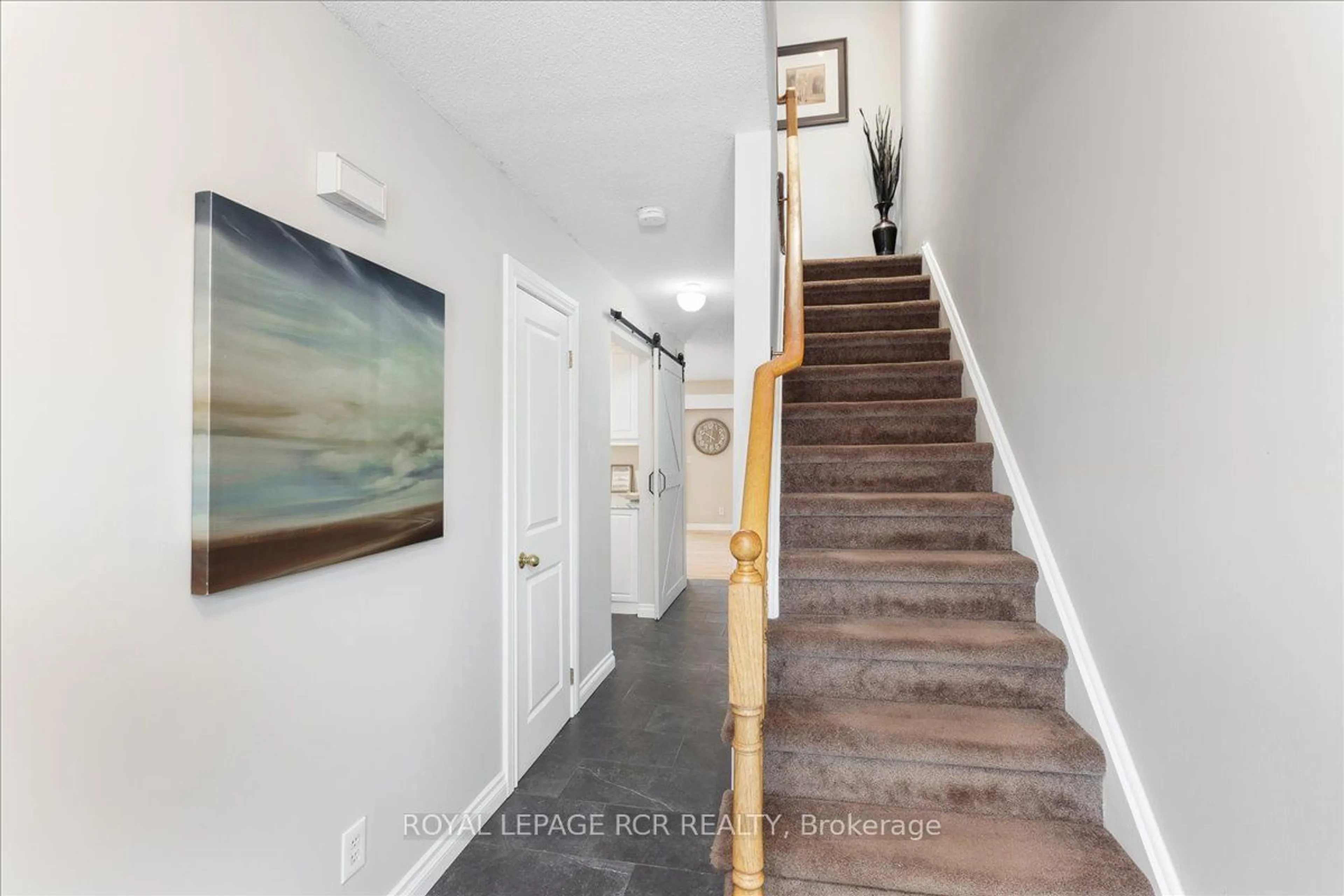 Indoor entryway for 315 Crowder Blvd, Newmarket Ontario L3Y 8J6