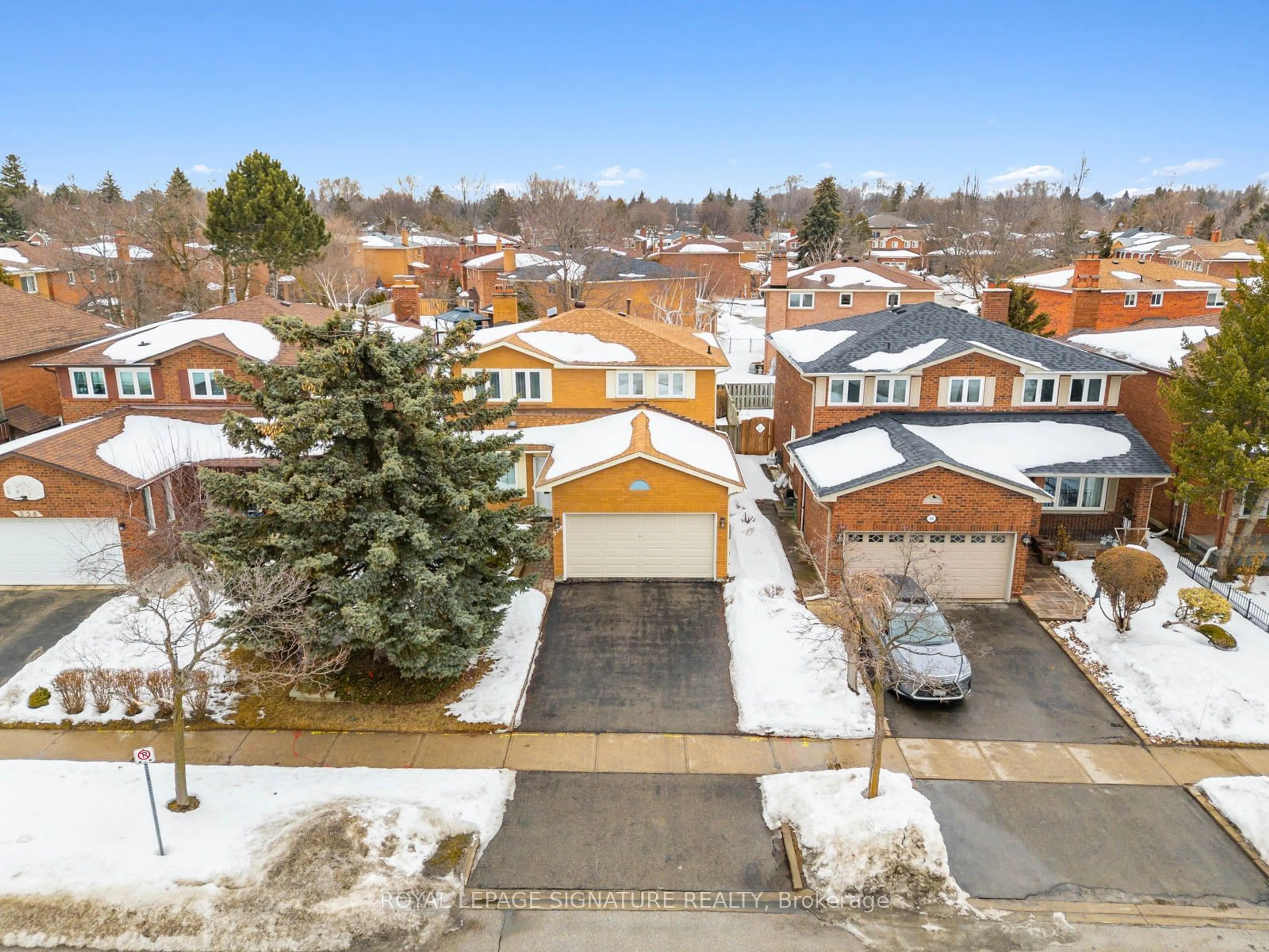 A pic from outside/outdoor area/front of a property/back of a property/a pic from drone, street for 358 Weldrick Rd, Richmond Hill Ontario L4C 8L1