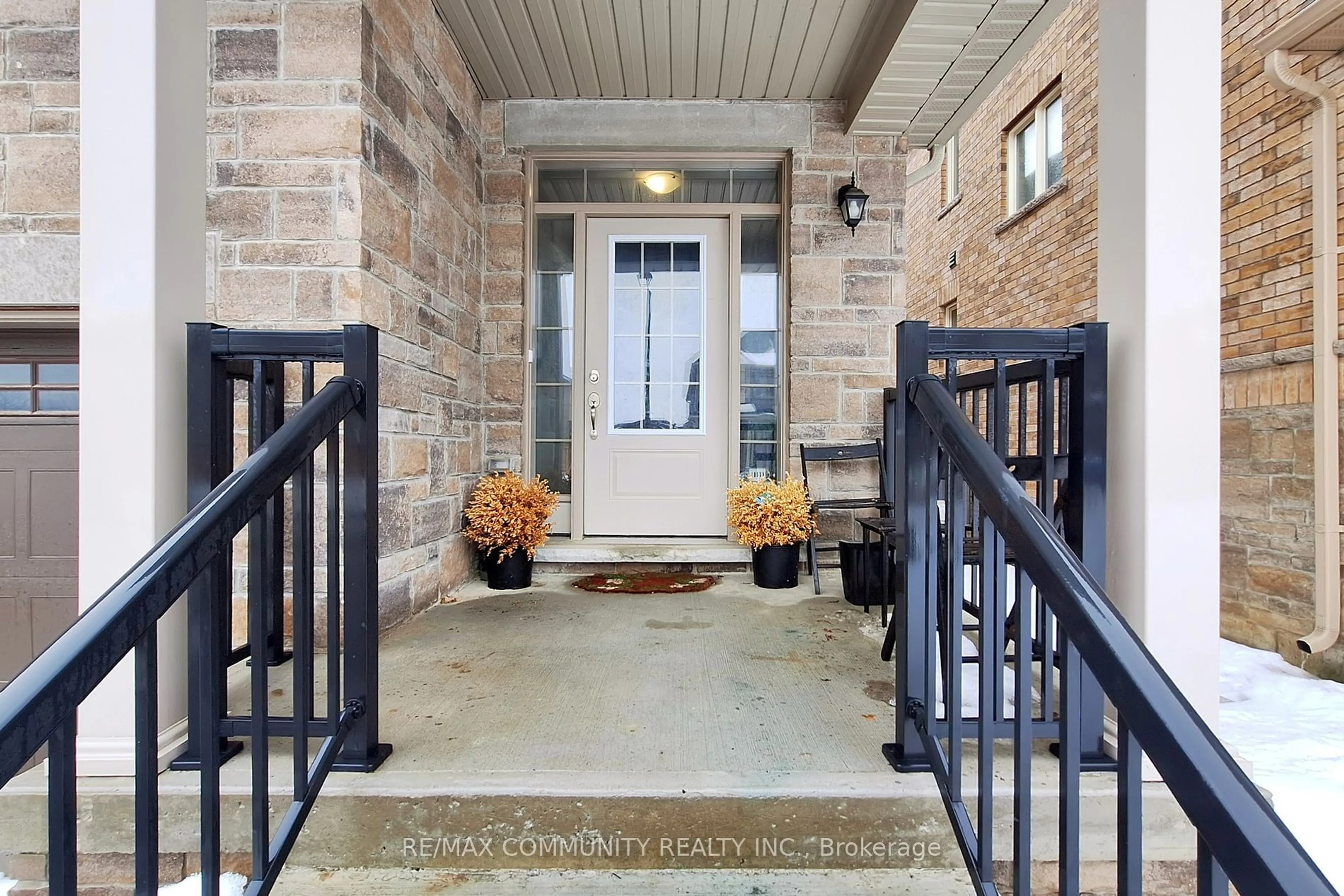 Indoor entryway for 4 Frederick Taylor Way, East Gwillimbury Ontario L0G 1M0