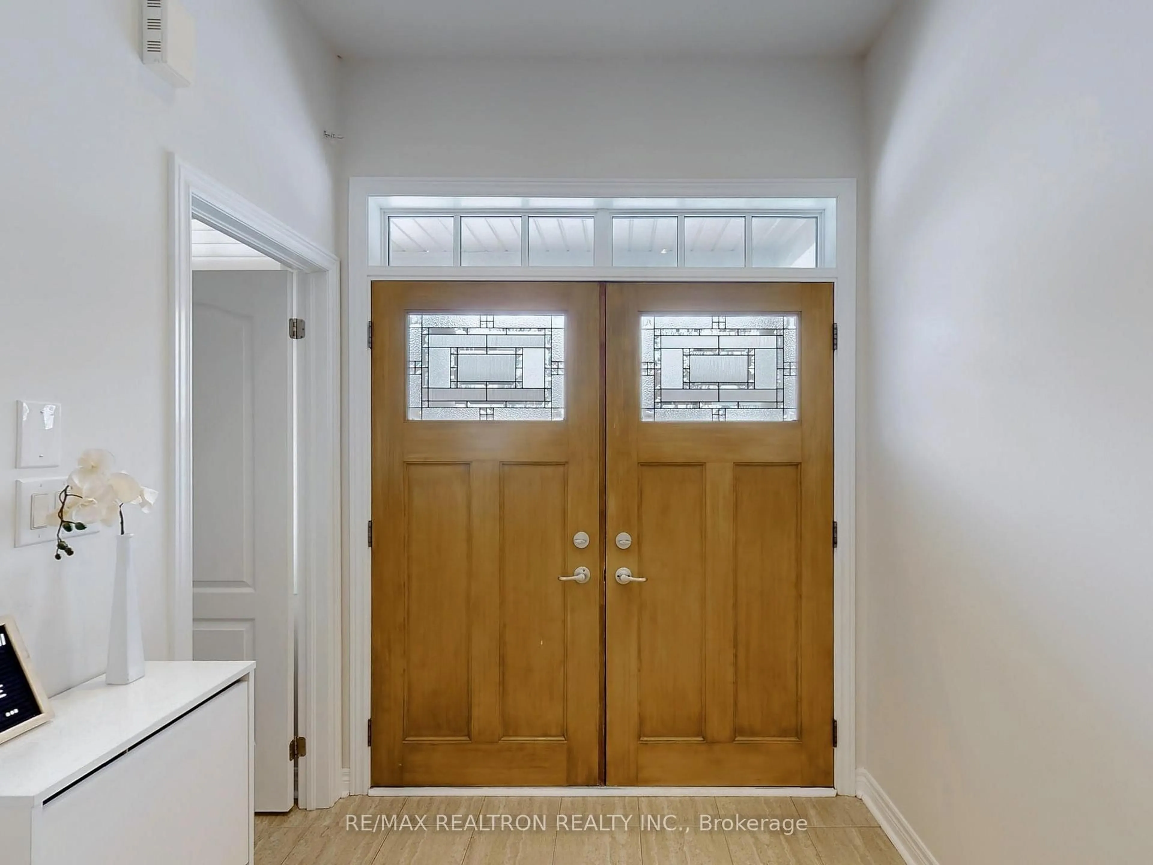 Indoor entryway for 14 Coventry Crt, Richmond Hill Ontario L4C 0X1