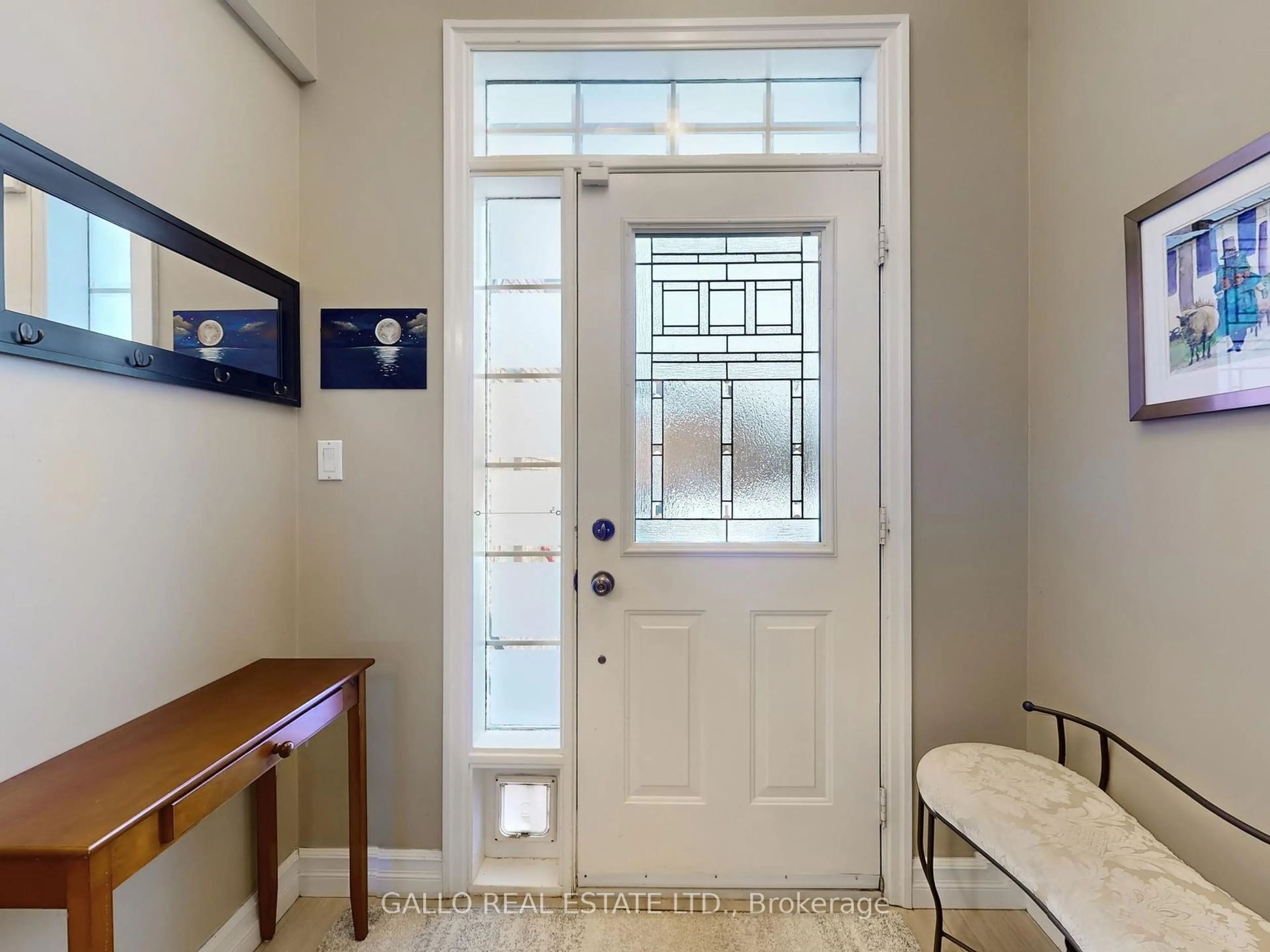 Indoor entryway for 28 Headwater Cres, Richmond Hill Ontario L4E 4G1