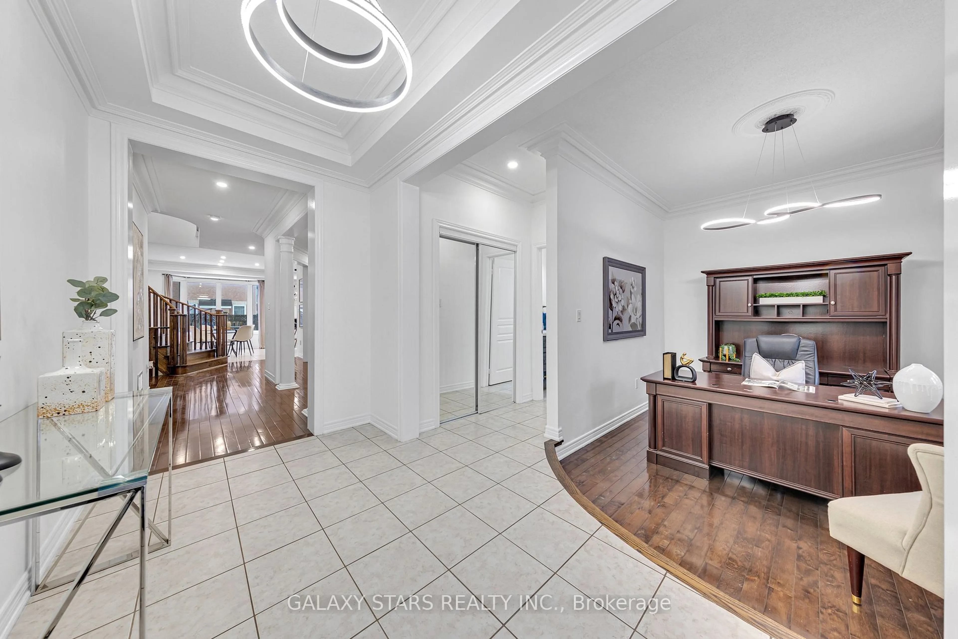 Indoor foyer for 5 Forestbrook Dr, Markham Ontario L6B 0E4