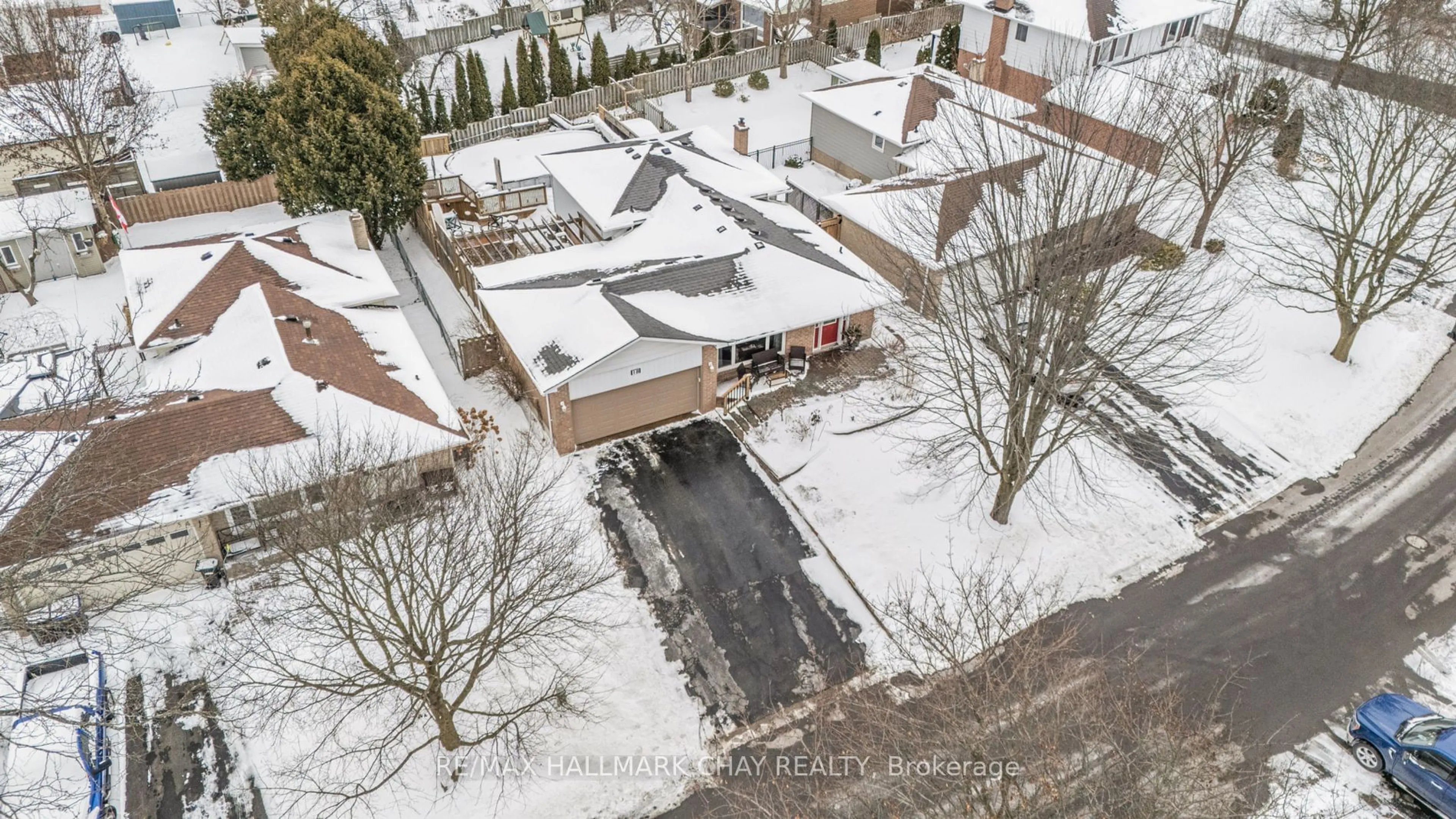 A pic from outside/outdoor area/front of a property/back of a property/a pic from drone, street for 18 Patrician Crt, Bradford West Gwillimbury Ontario L3Z 1B4