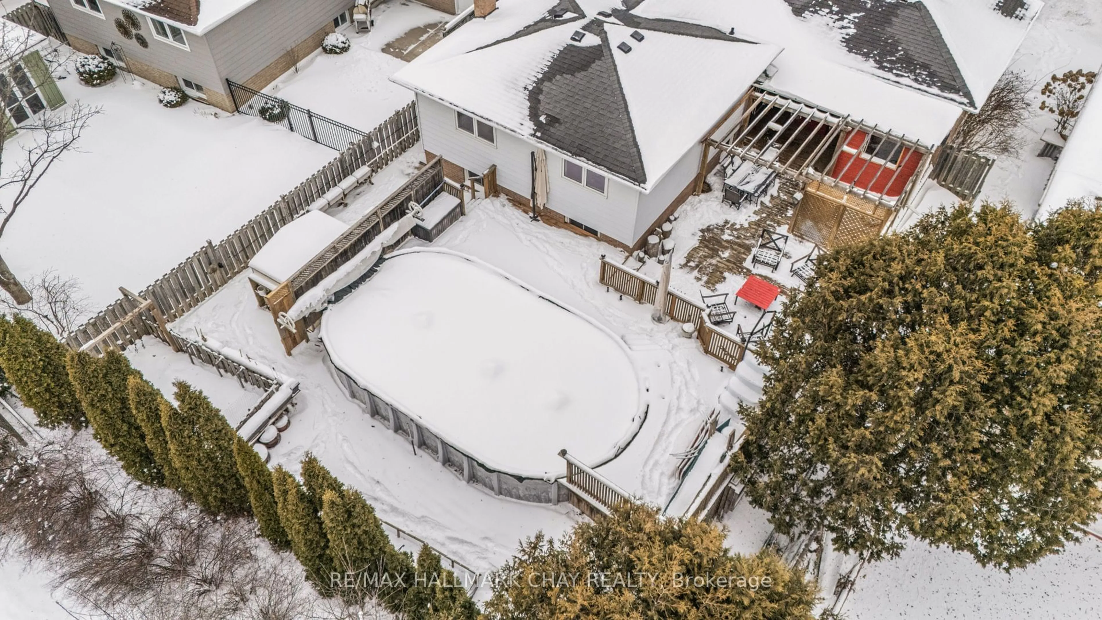 A pic from outside/outdoor area/front of a property/back of a property/a pic from drone, building for 18 Patrician Crt, Bradford West Gwillimbury Ontario L3Z 1B4