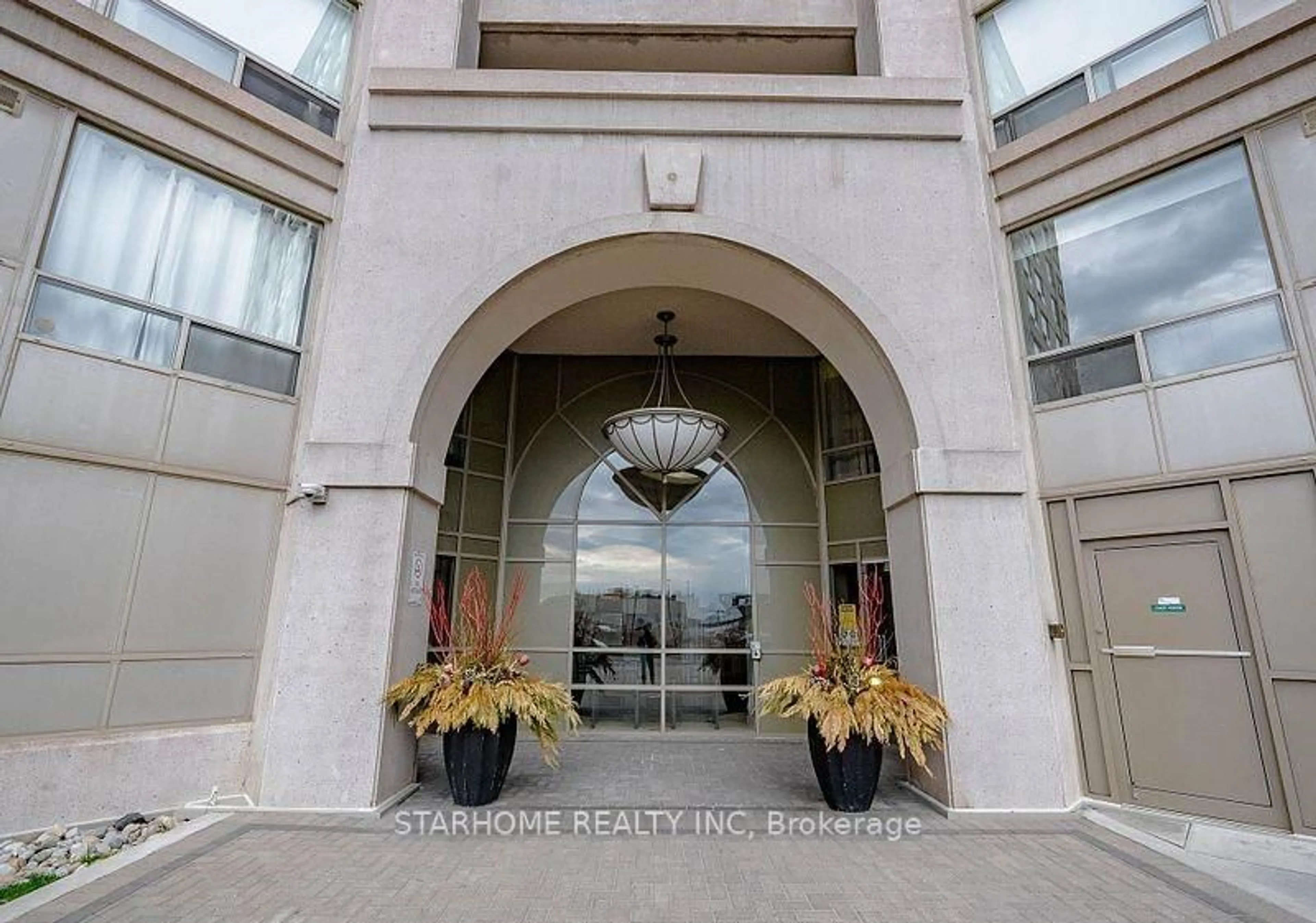 Indoor foyer for 9015 Leslie St #1208, Richmond Hill Ontario L4B 4J8