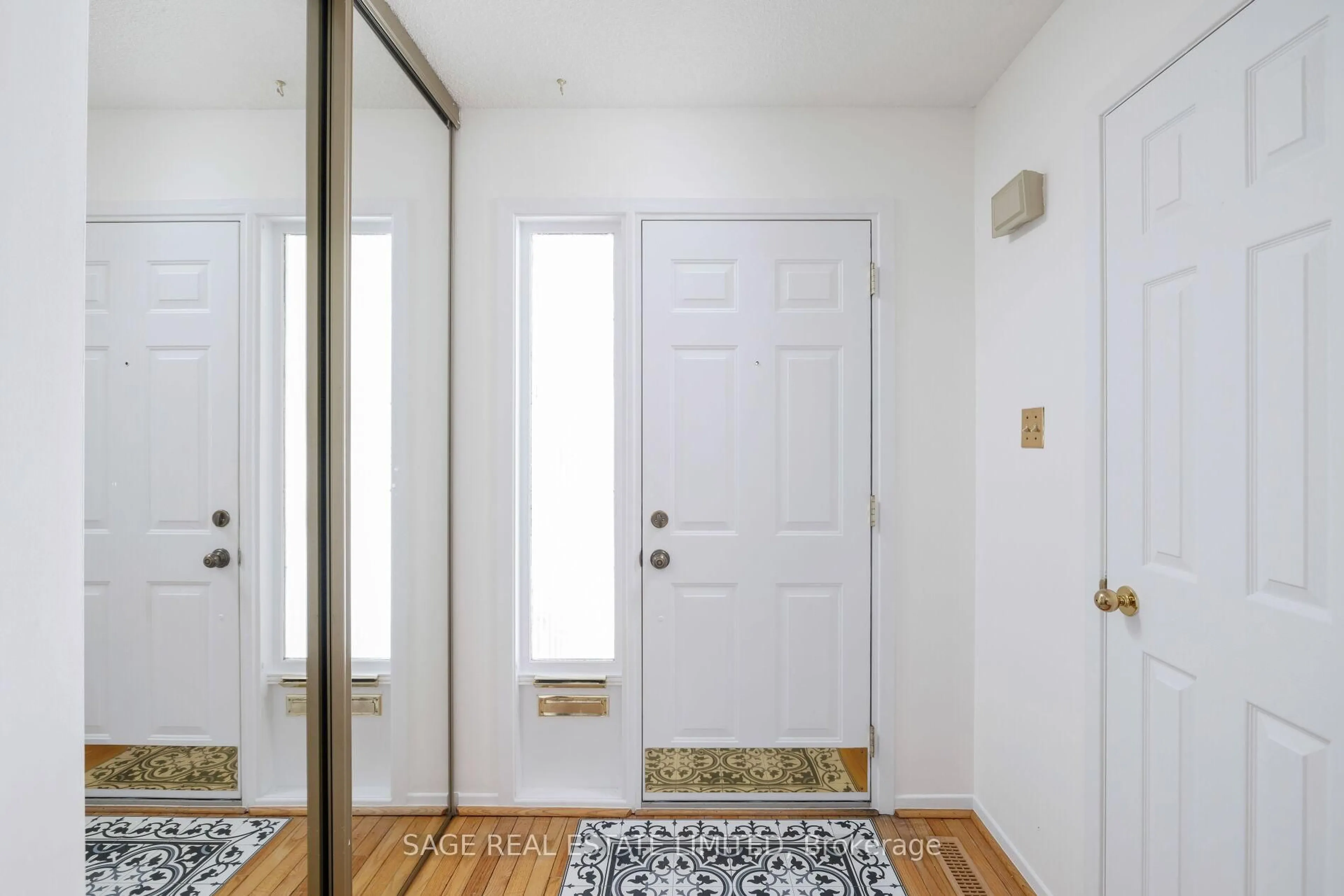 Indoor entryway for 222 Stephen St, Richmond Hill Ontario L4C 5P1