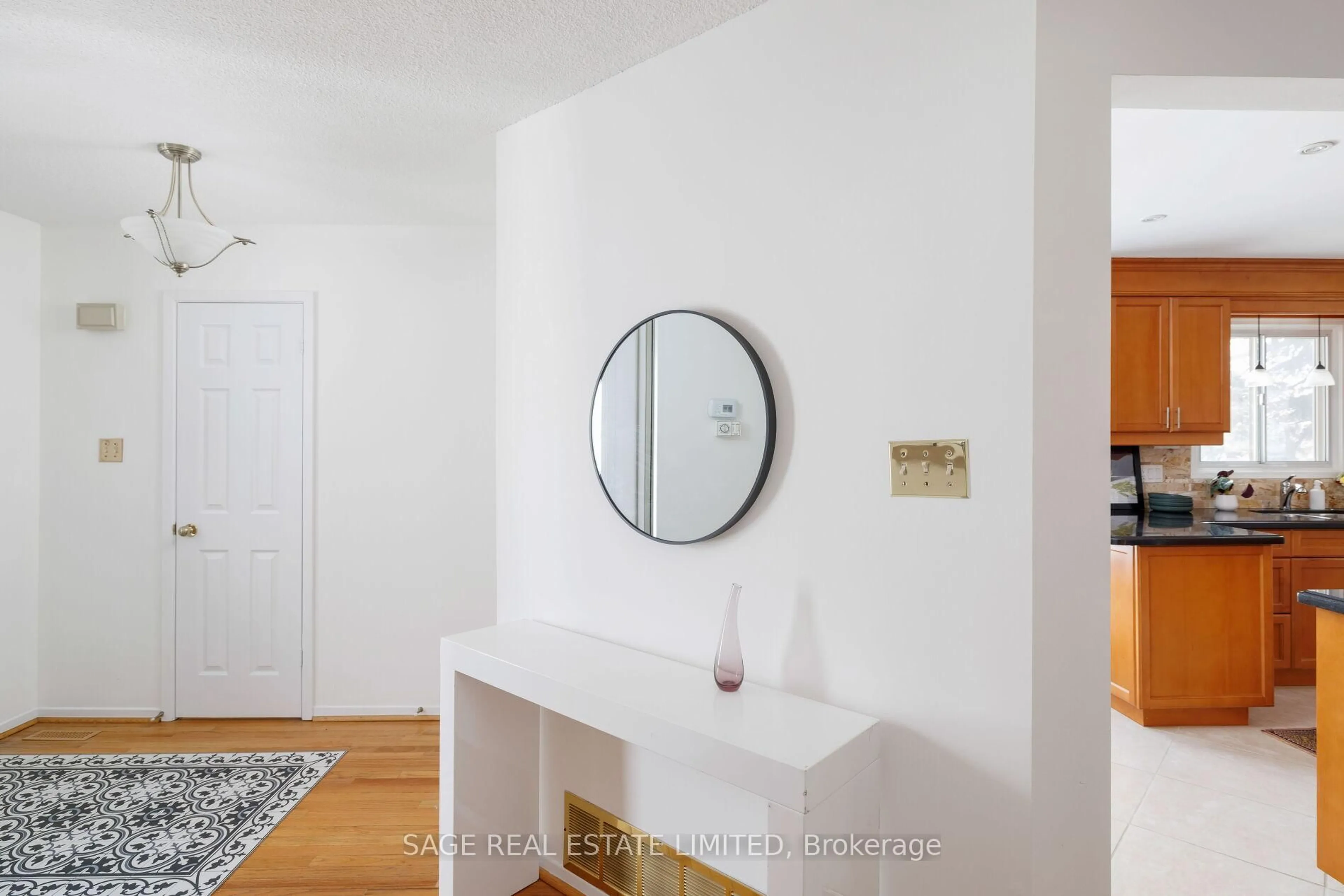 Indoor entryway for 222 Stephen St, Richmond Hill Ontario L4C 5P1