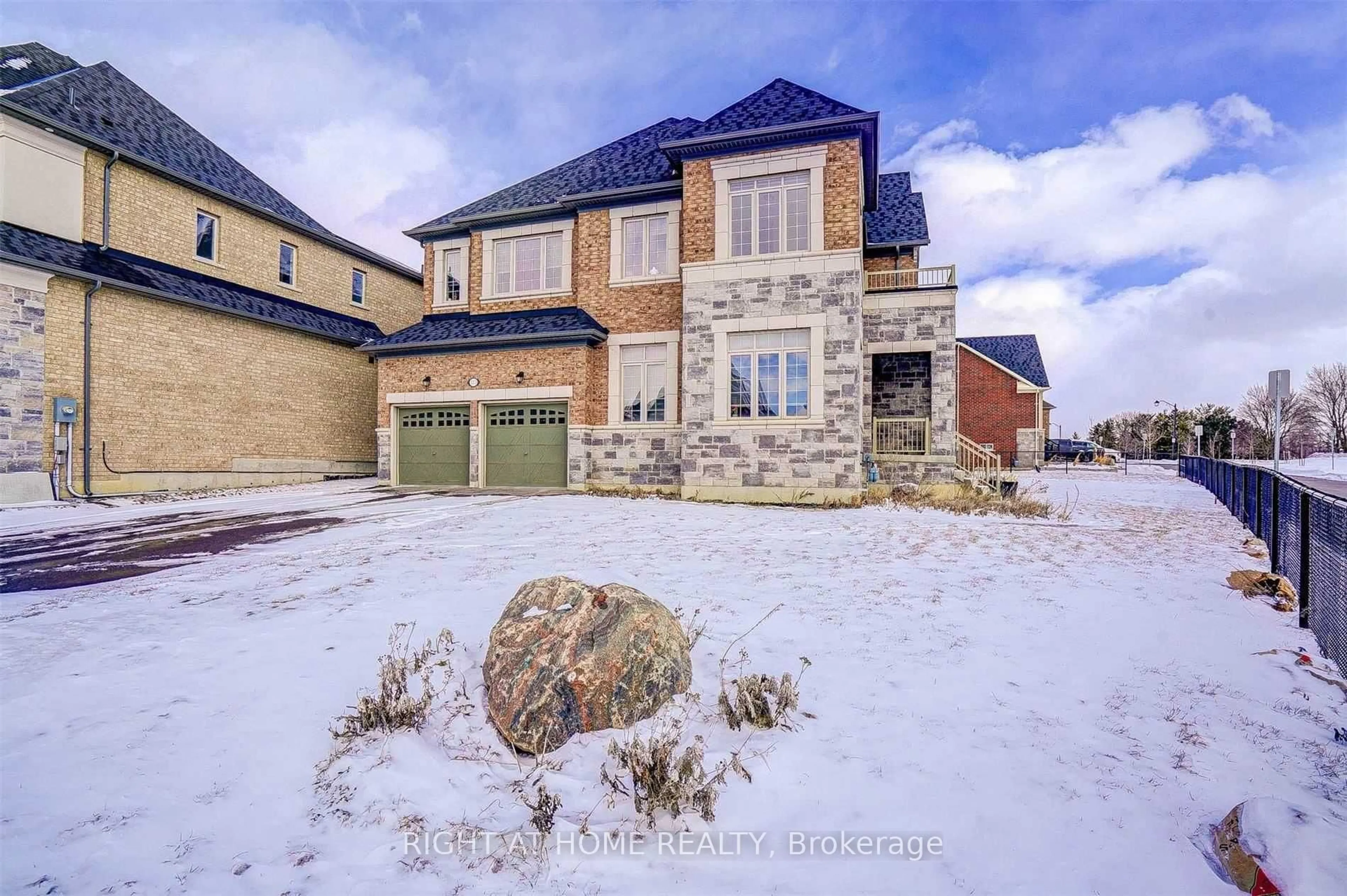 A pic from outside/outdoor area/front of a property/back of a property/a pic from drone, street for 123 Mitchell Pl, Newmarket Ontario L3Y 0E2