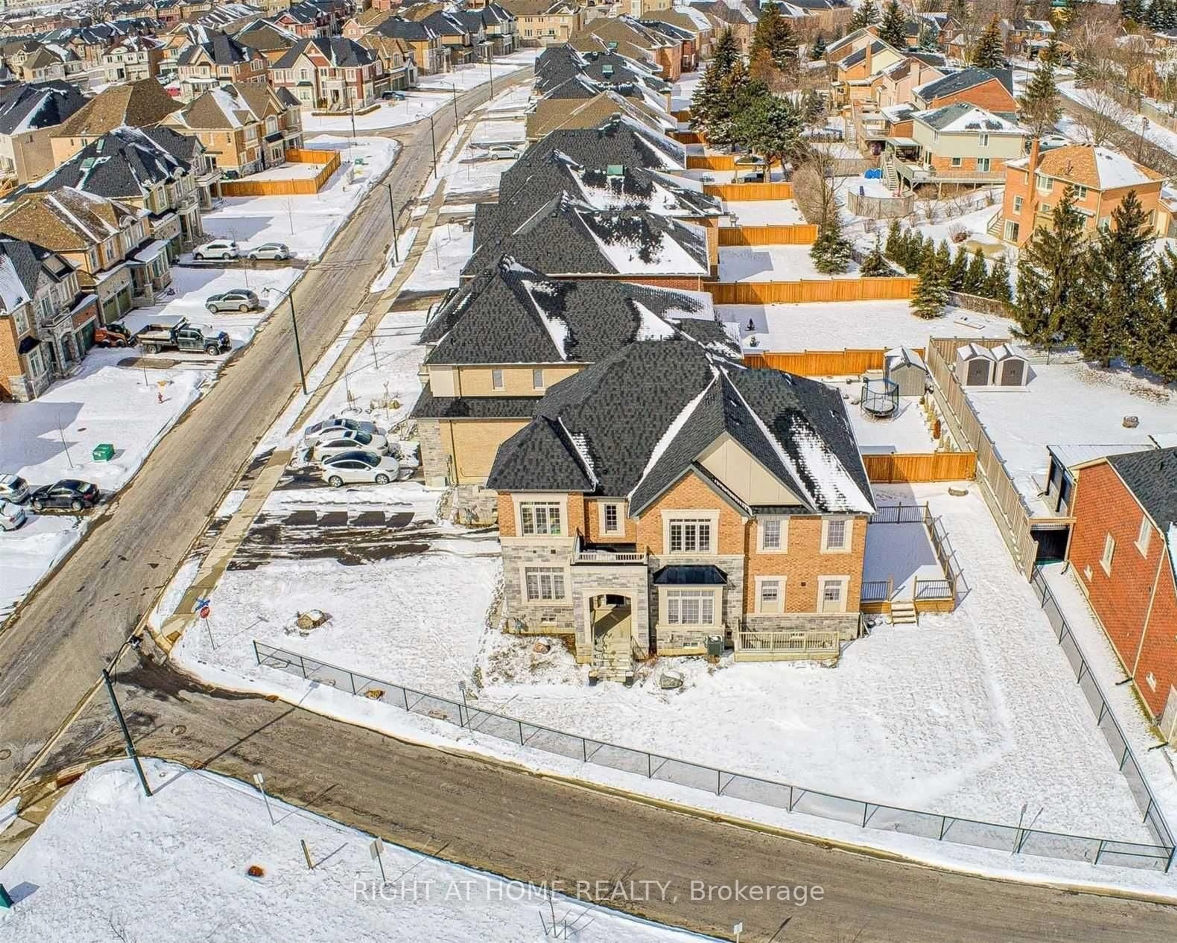 A pic from outside/outdoor area/front of a property/back of a property/a pic from drone, street for 123 Mitchell Pl, Newmarket Ontario L3Y 0E2