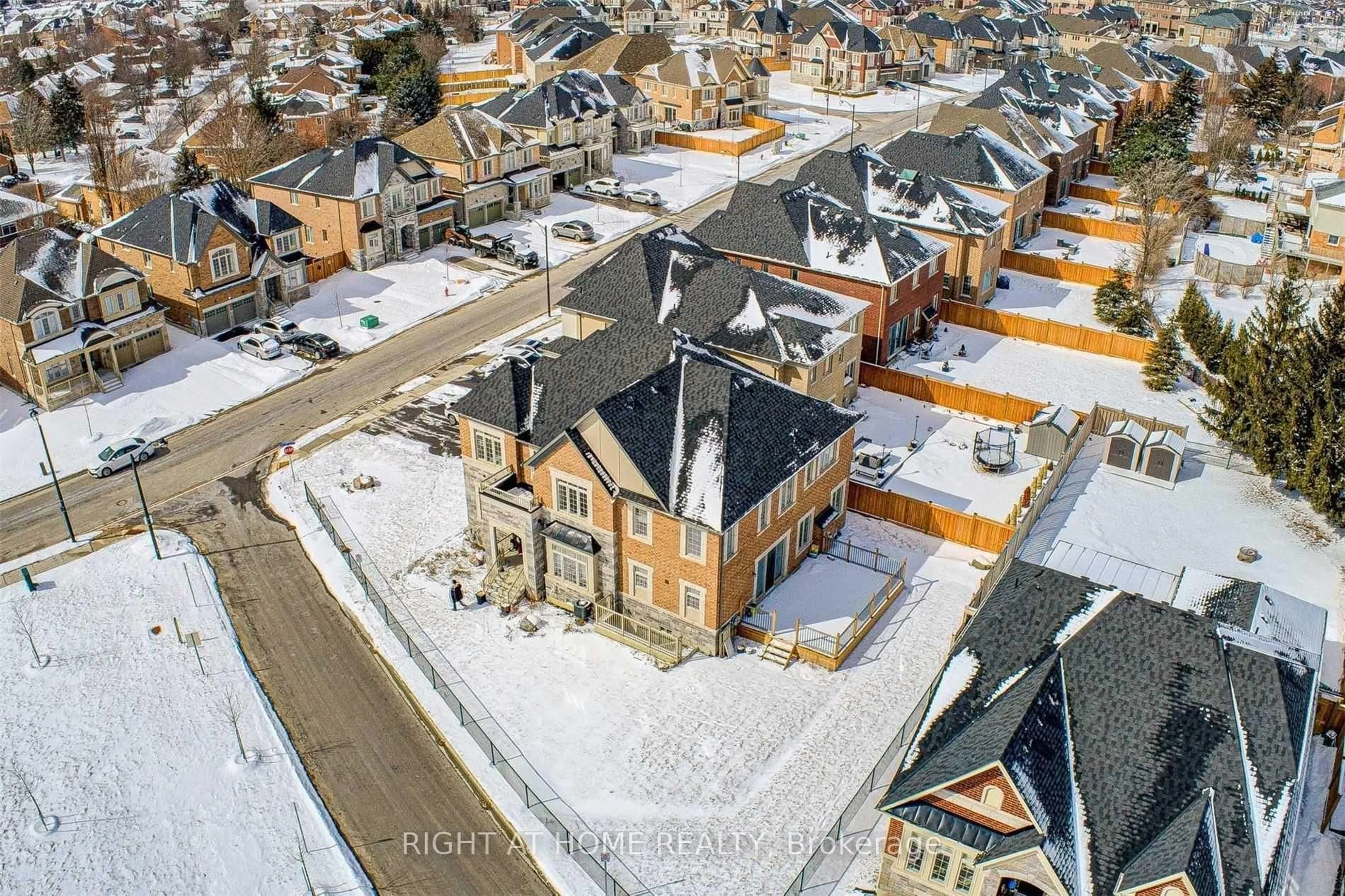 A pic from outside/outdoor area/front of a property/back of a property/a pic from drone, street for 123 Mitchell Pl, Newmarket Ontario L3Y 0E2