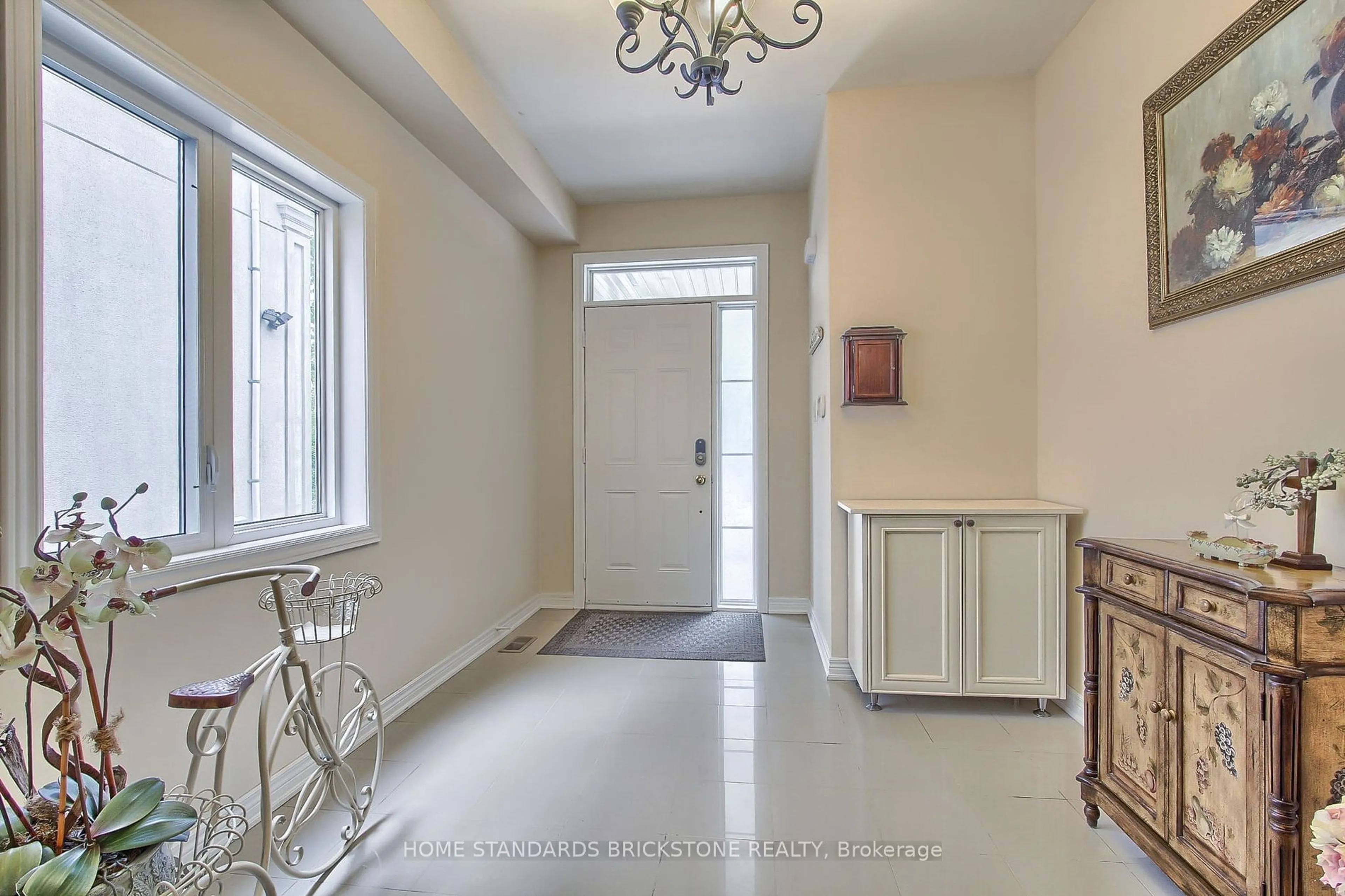 Indoor entryway for 617 16th Ave, Richmond Hill Ontario L4C 7A8