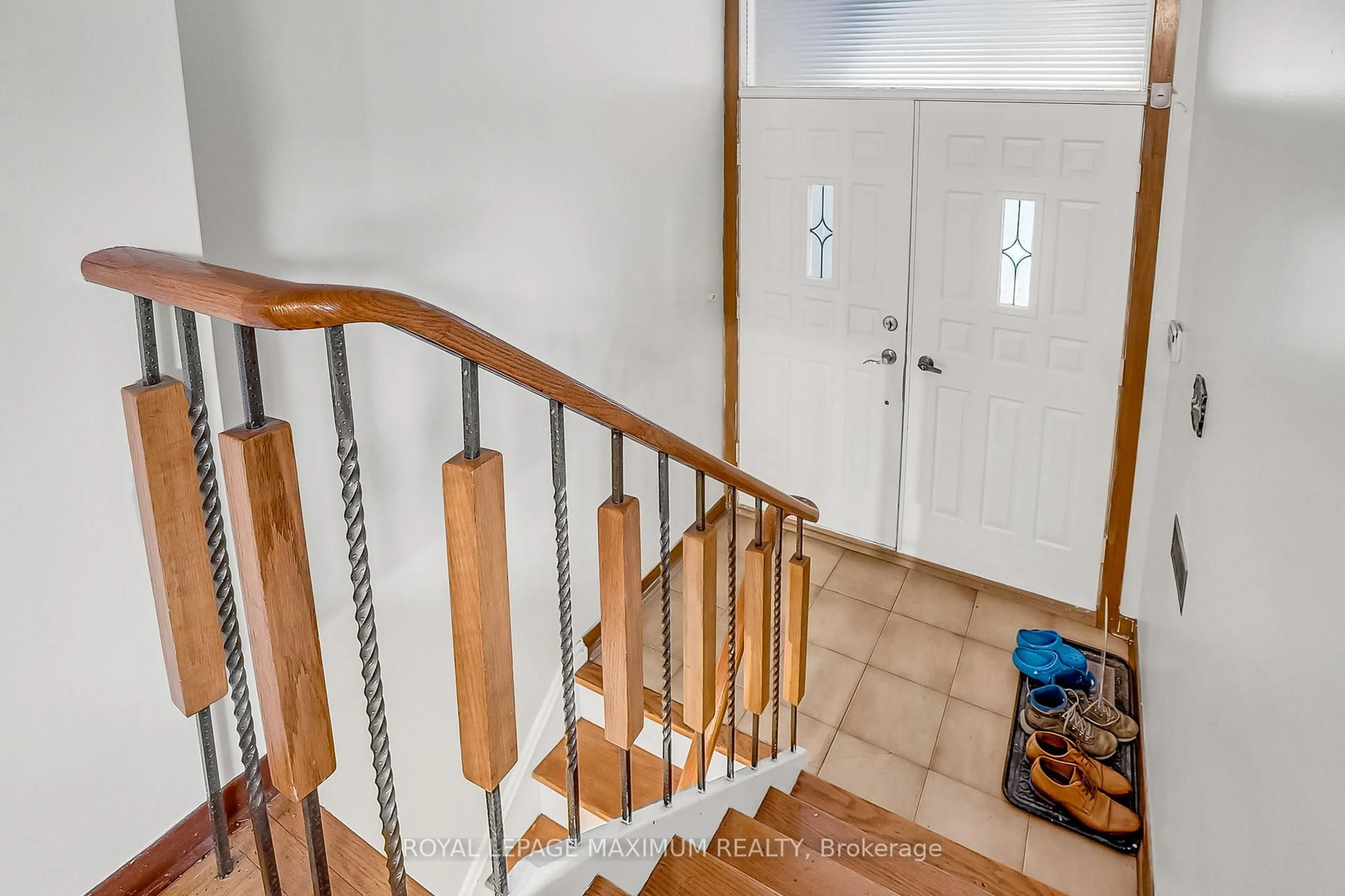 Indoor foyer for 542 Woodbridge Ave, Vaughan Ontario L4L 2T5