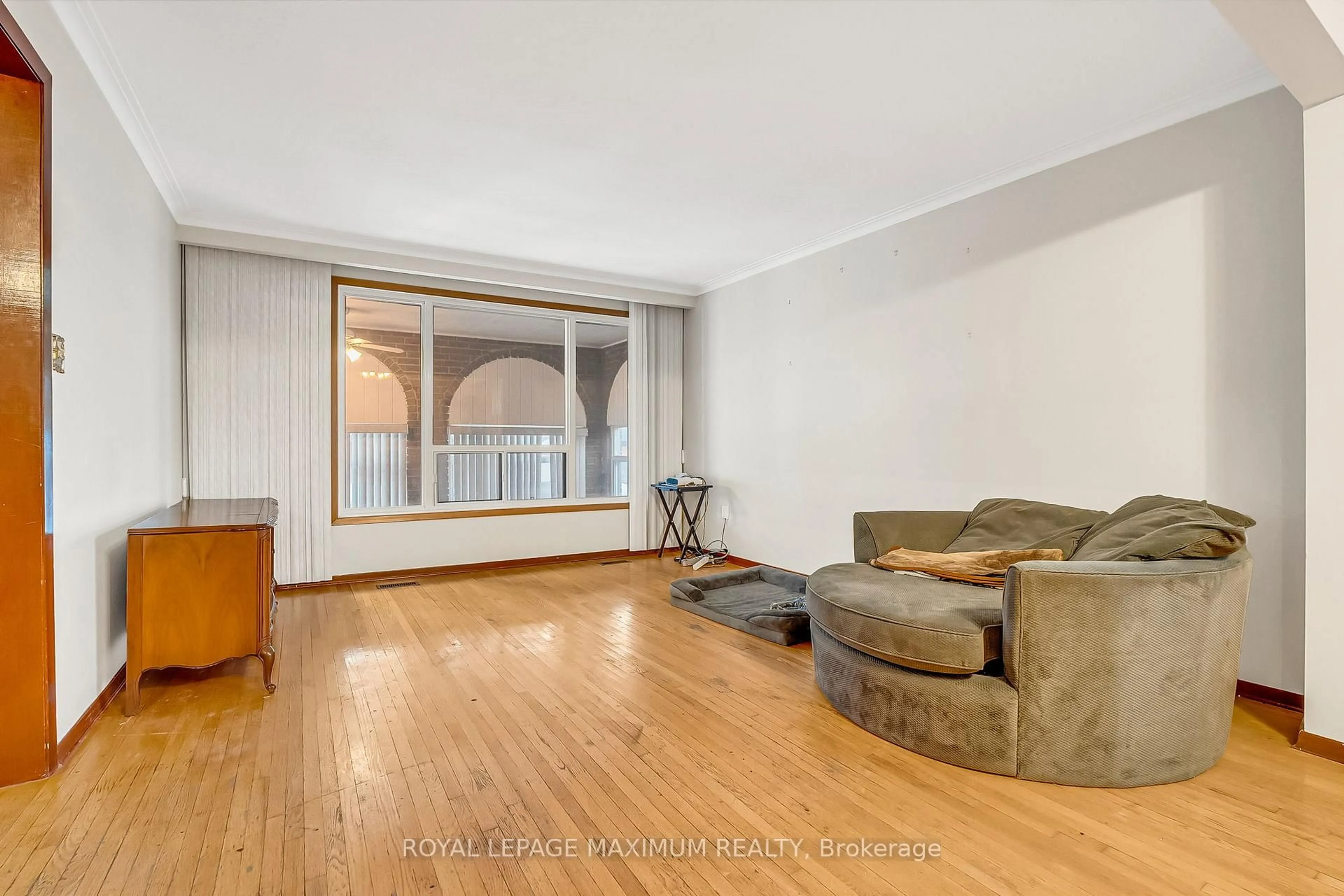 Living room with furniture, unknown for 542 Woodbridge Ave, Vaughan Ontario L4L 2T5