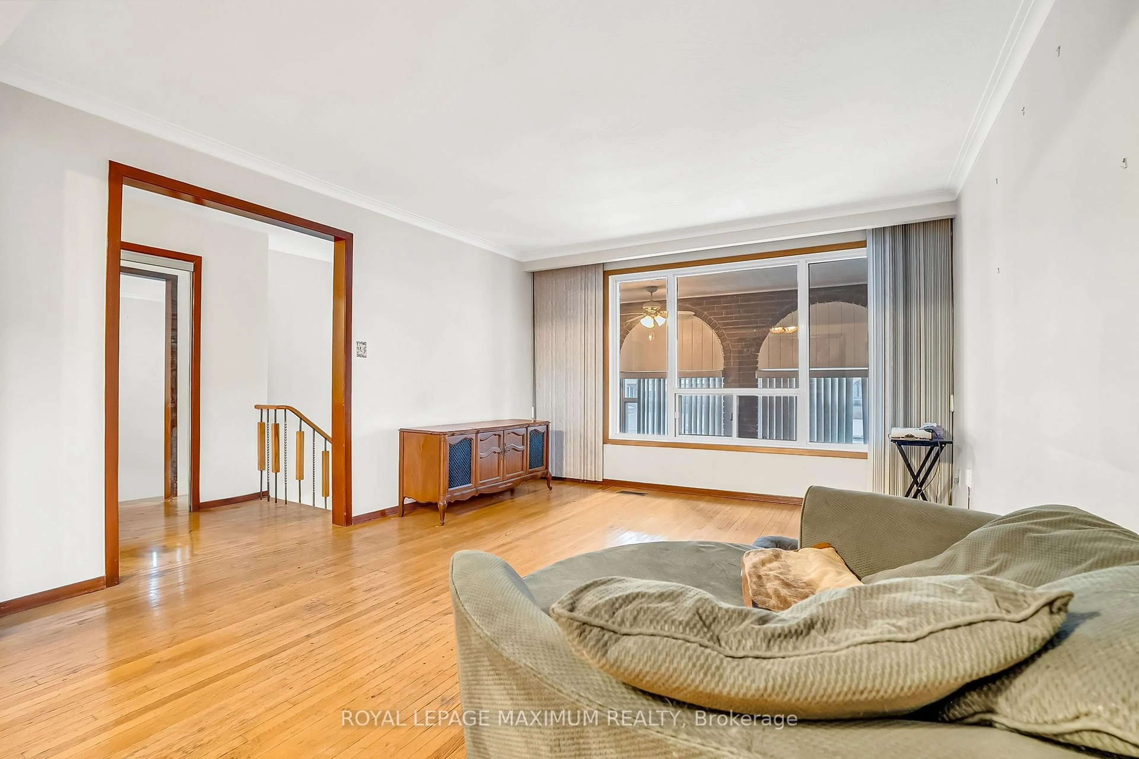 Living room with furniture, wood/laminate floor for 542 Woodbridge Ave, Vaughan Ontario L4L 2T5