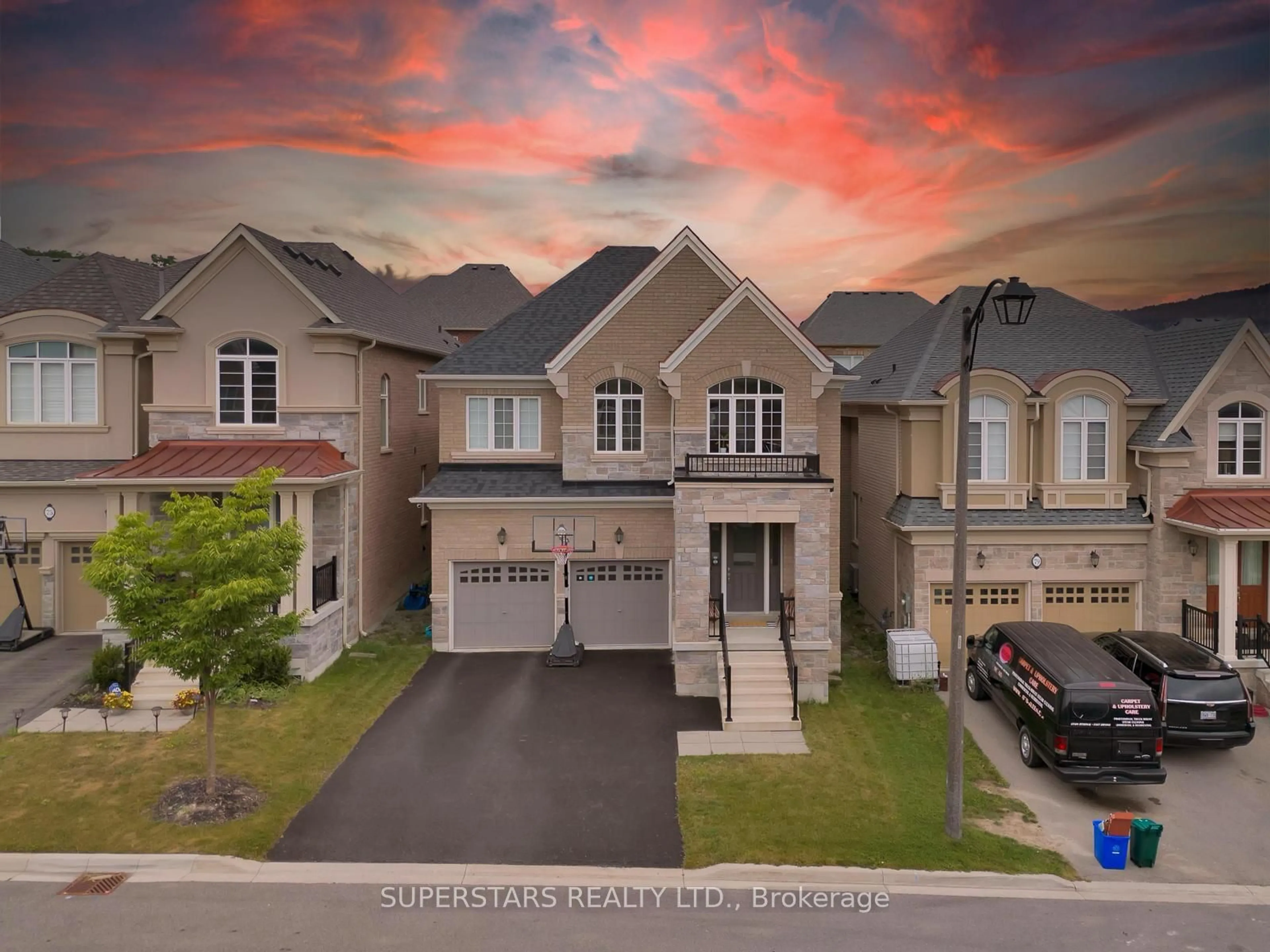 A pic from outside/outdoor area/front of a property/back of a property/a pic from drone, street for 77 Forest Edge Cres, East Gwillimbury Ontario L9N 0S6