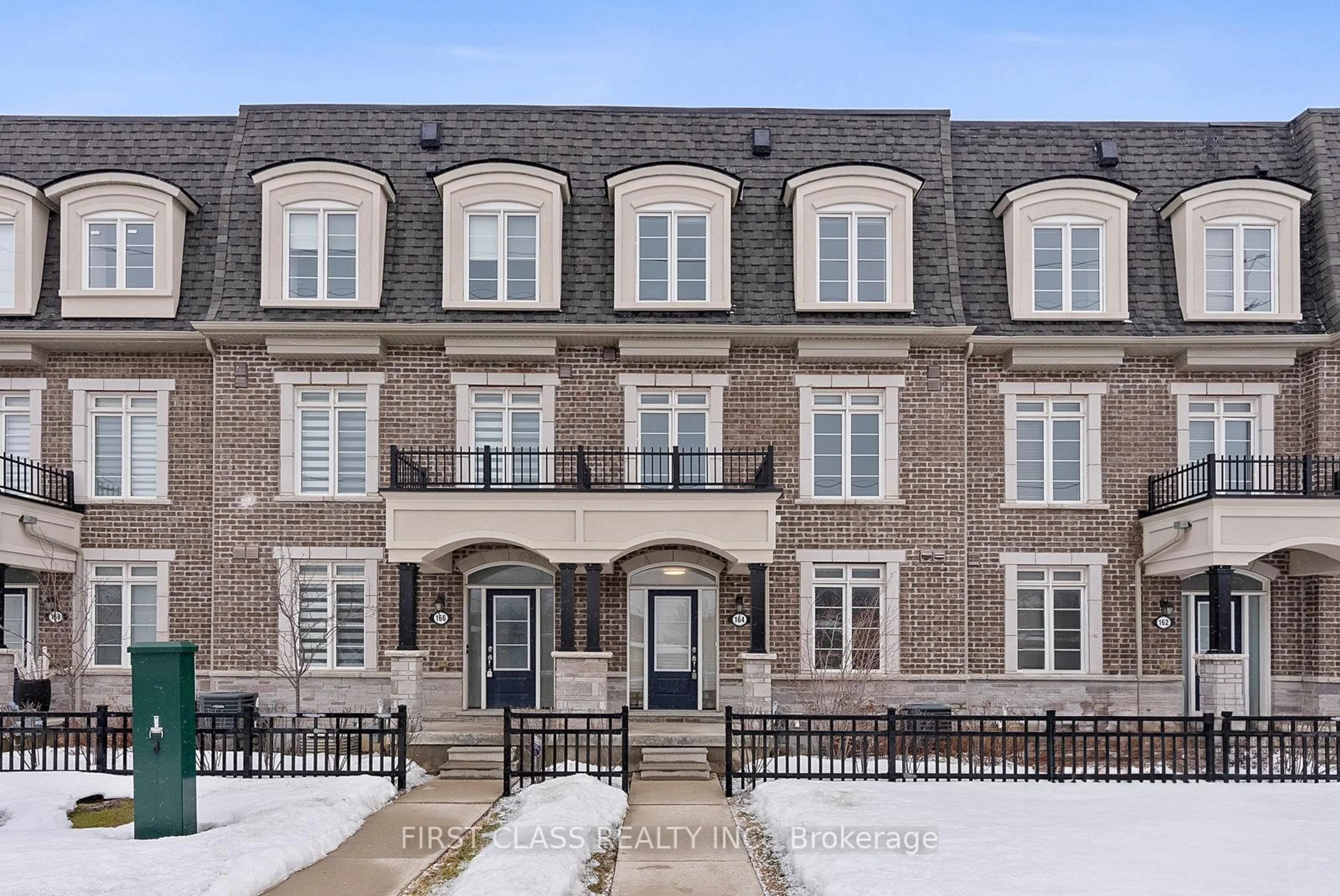 Home with brick exterior material, street for 164 Elgin Mills Rd W Rd, Richmond Hill Ontario L4C 5S4