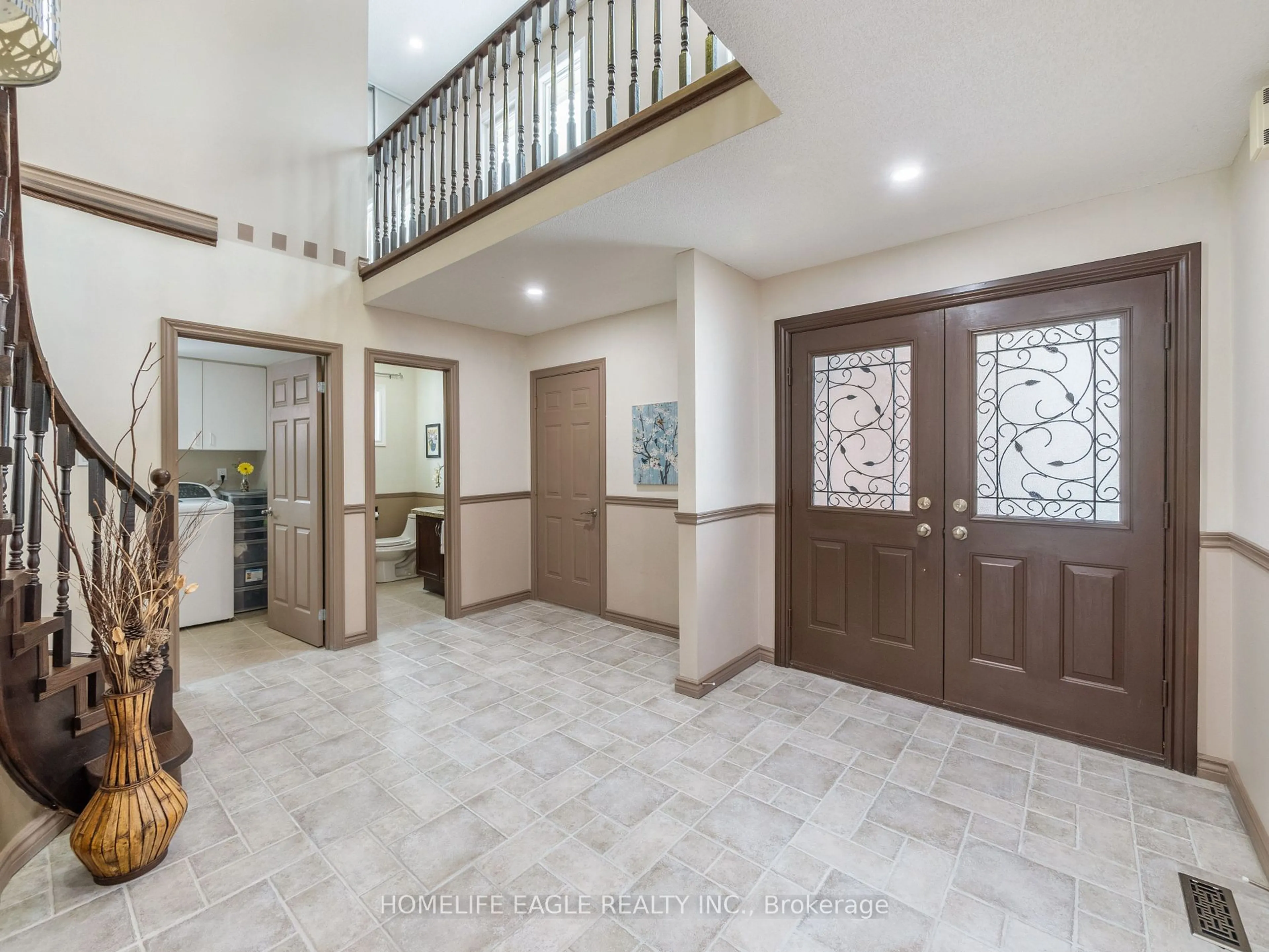 Indoor foyer for 84 Viewmark Dr, Richmond Hill Ontario L4S 1E3