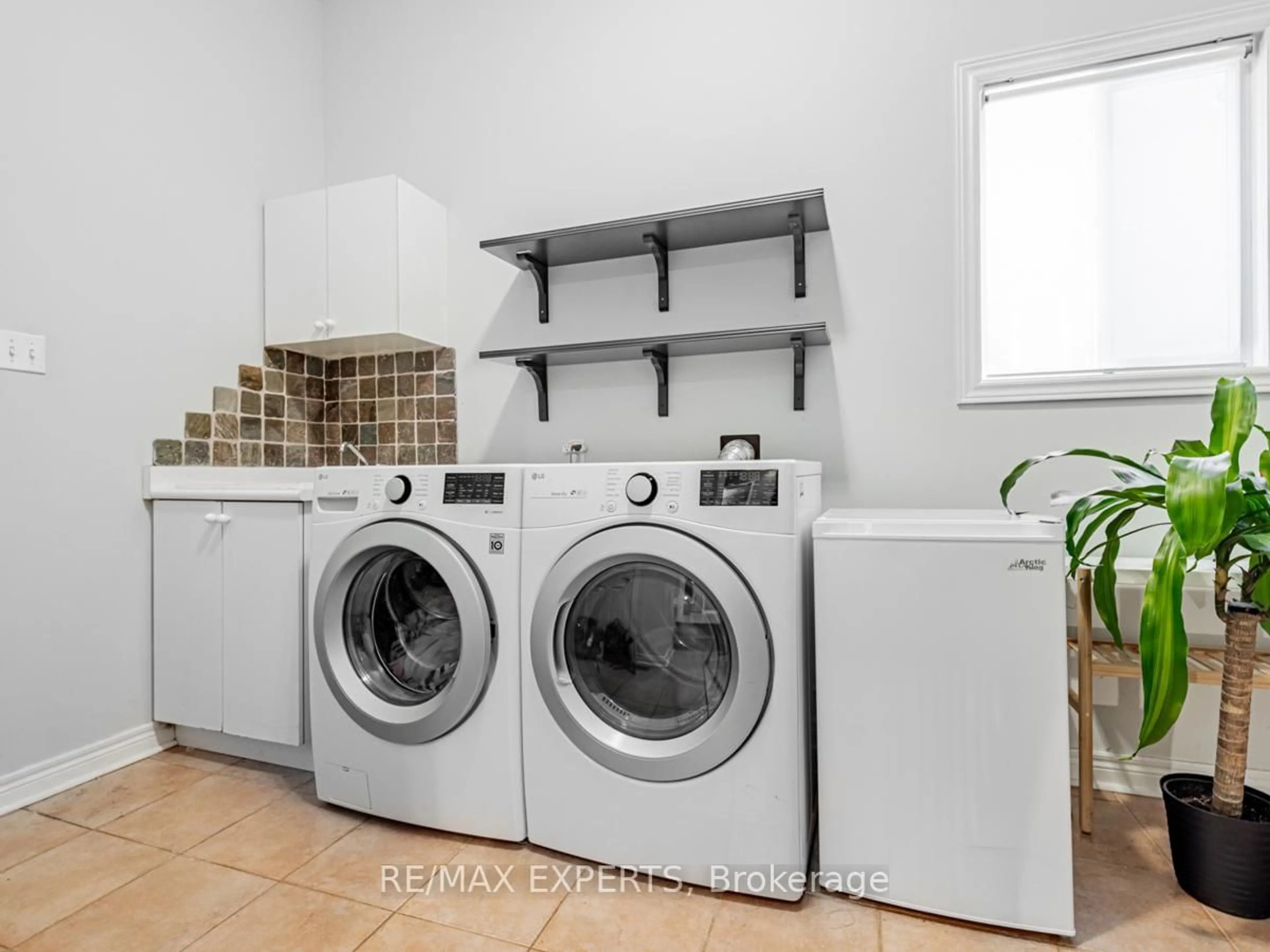 Laundry room for 219 Via Carmine Ave, Vaughan Ontario L4H 1Z8