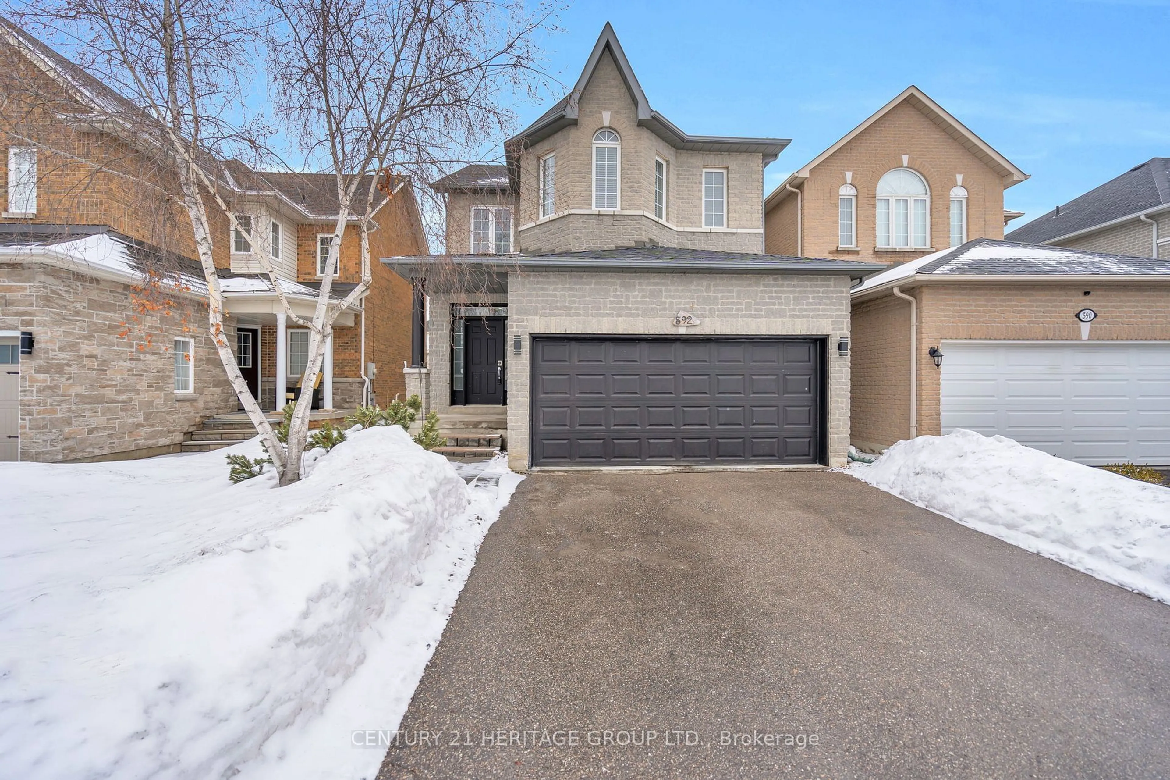 A pic from outside/outdoor area/front of a property/back of a property/a pic from drone, street for 592 Heddle Cres, Newmarket Ontario L3X 2J5