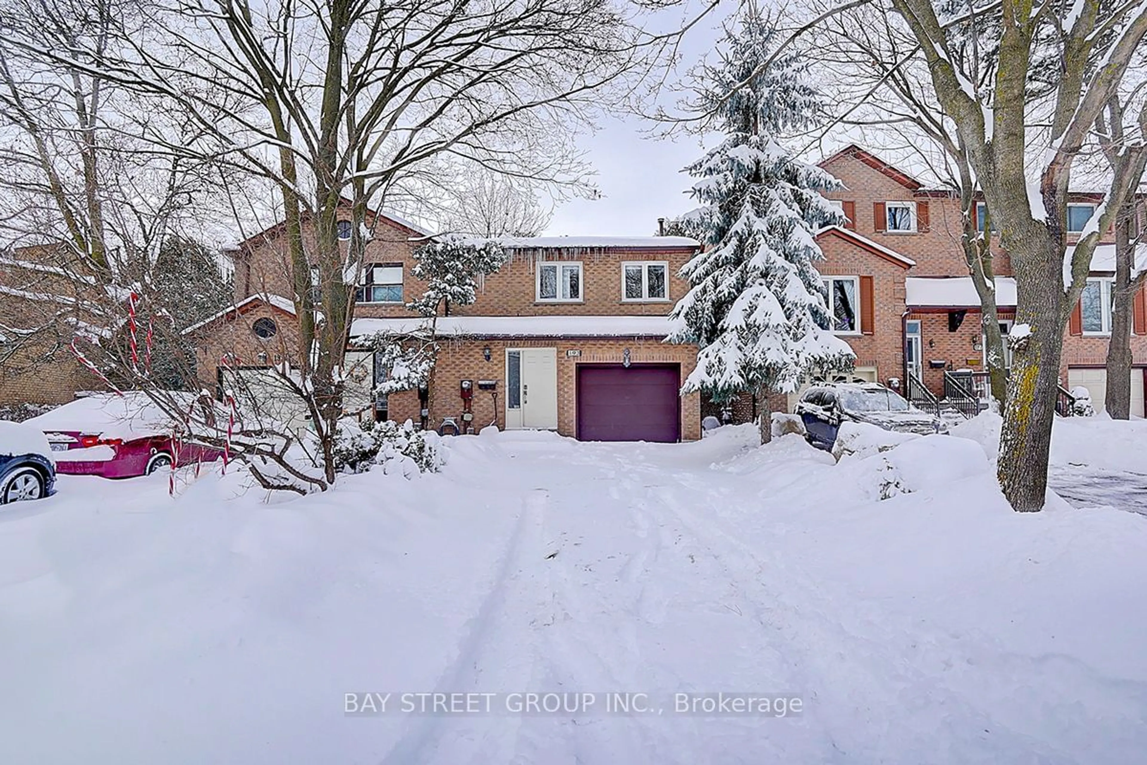 A pic from outside/outdoor area/front of a property/back of a property/a pic from drone, street for 193 Cottonwood Crt, Markham Ontario L3T 5W9