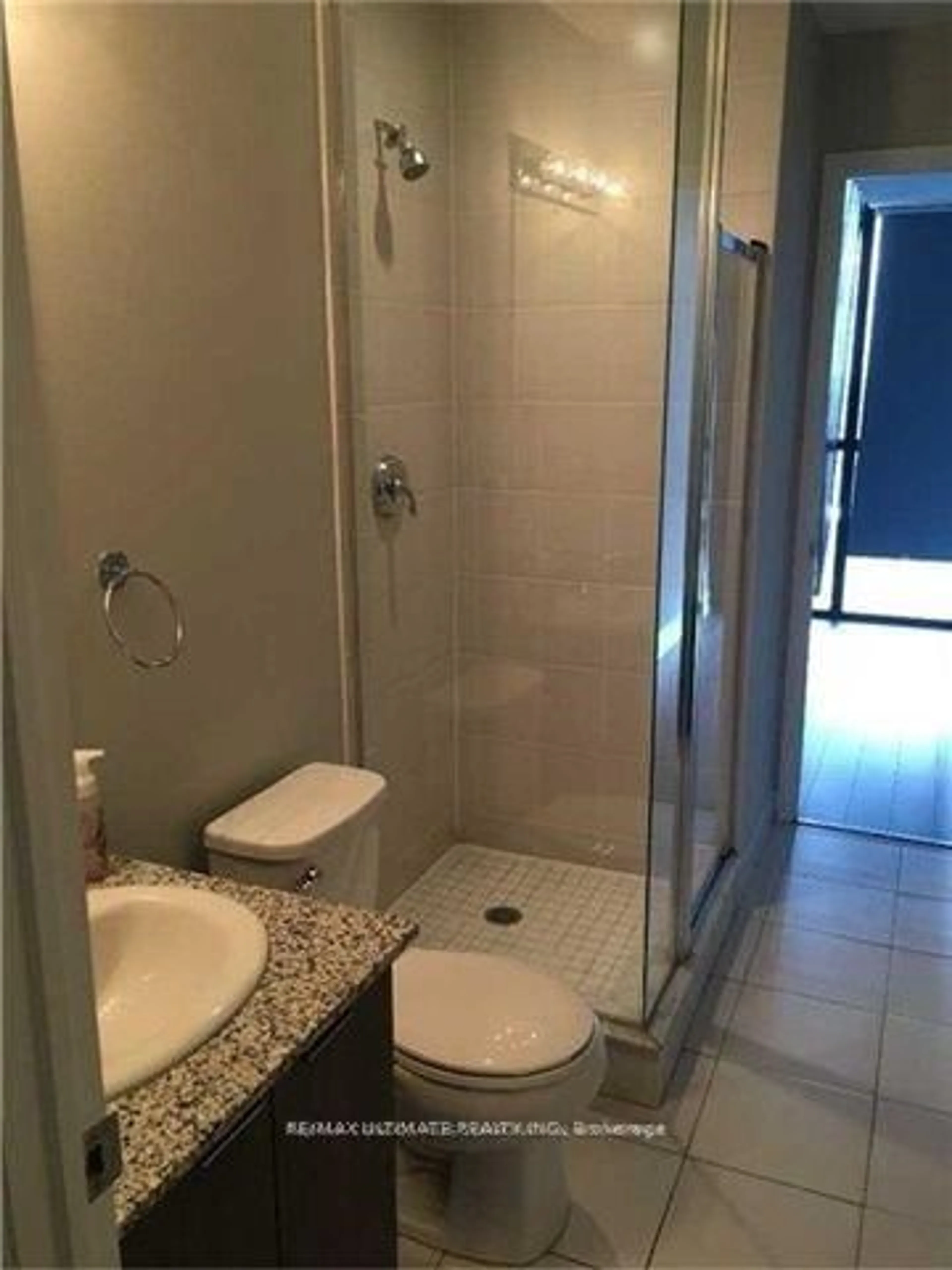 Standard bathroom, ceramic/tile floor for 2910 Highway 7 Rd, Vaughan Ontario L4K 0H8