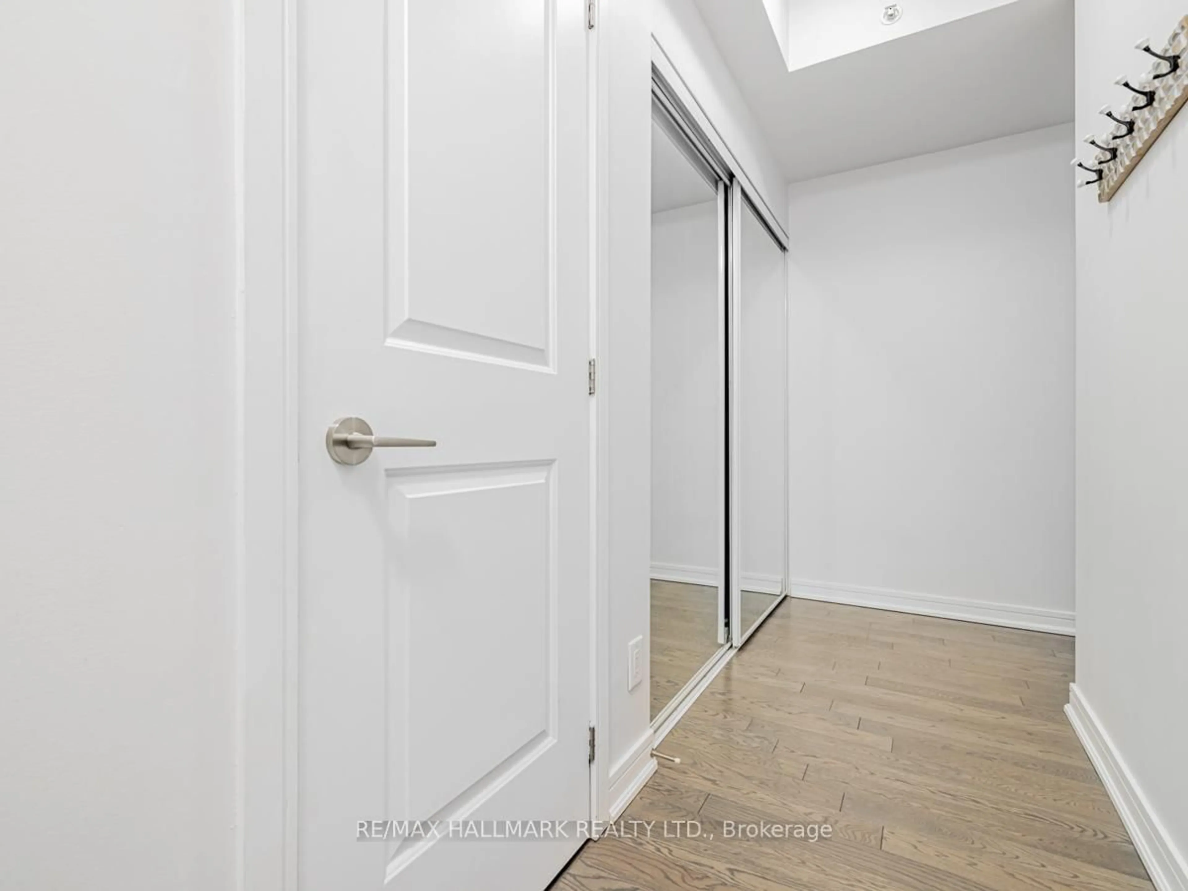 Indoor entryway for 9205 Yonge St #504, Richmond Hill Ontario L4C 1V5